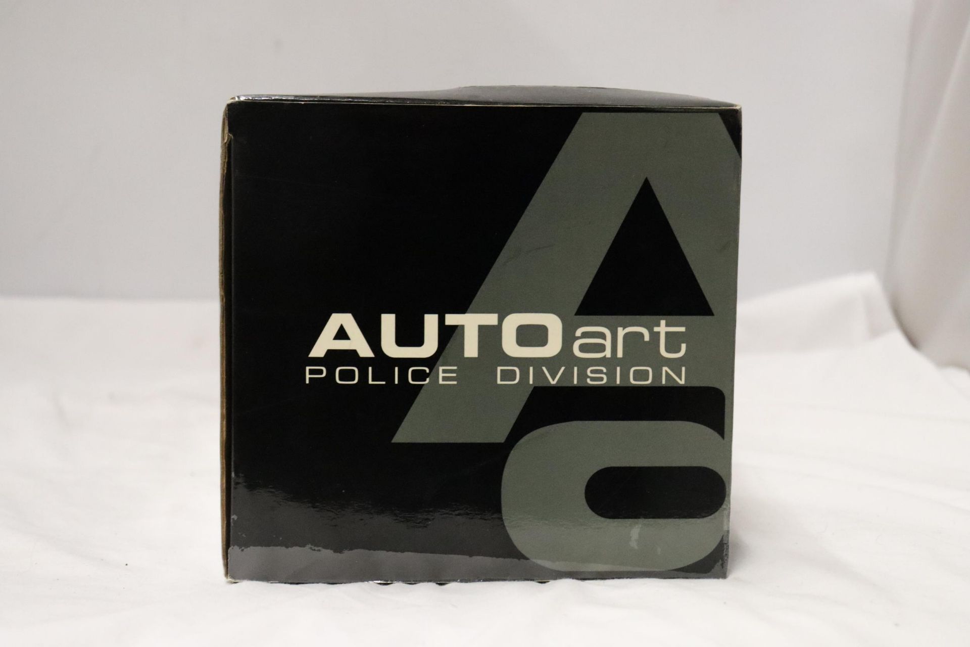 AN AUTO ART, POLICE DIVISION CAR, SCALE 1:18, AS NEW IN BOX - Image 5 of 7