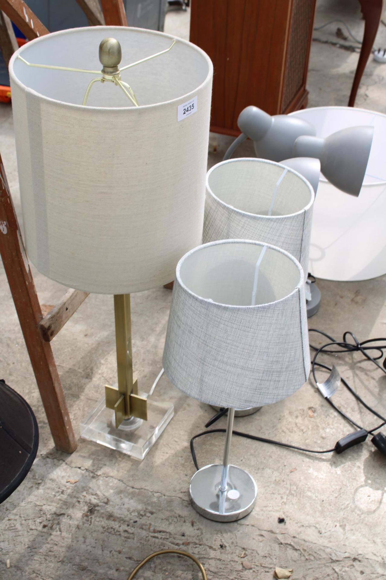 AN ASSORTMENT OF VARIOUS TABLE LAMPS - Image 3 of 3