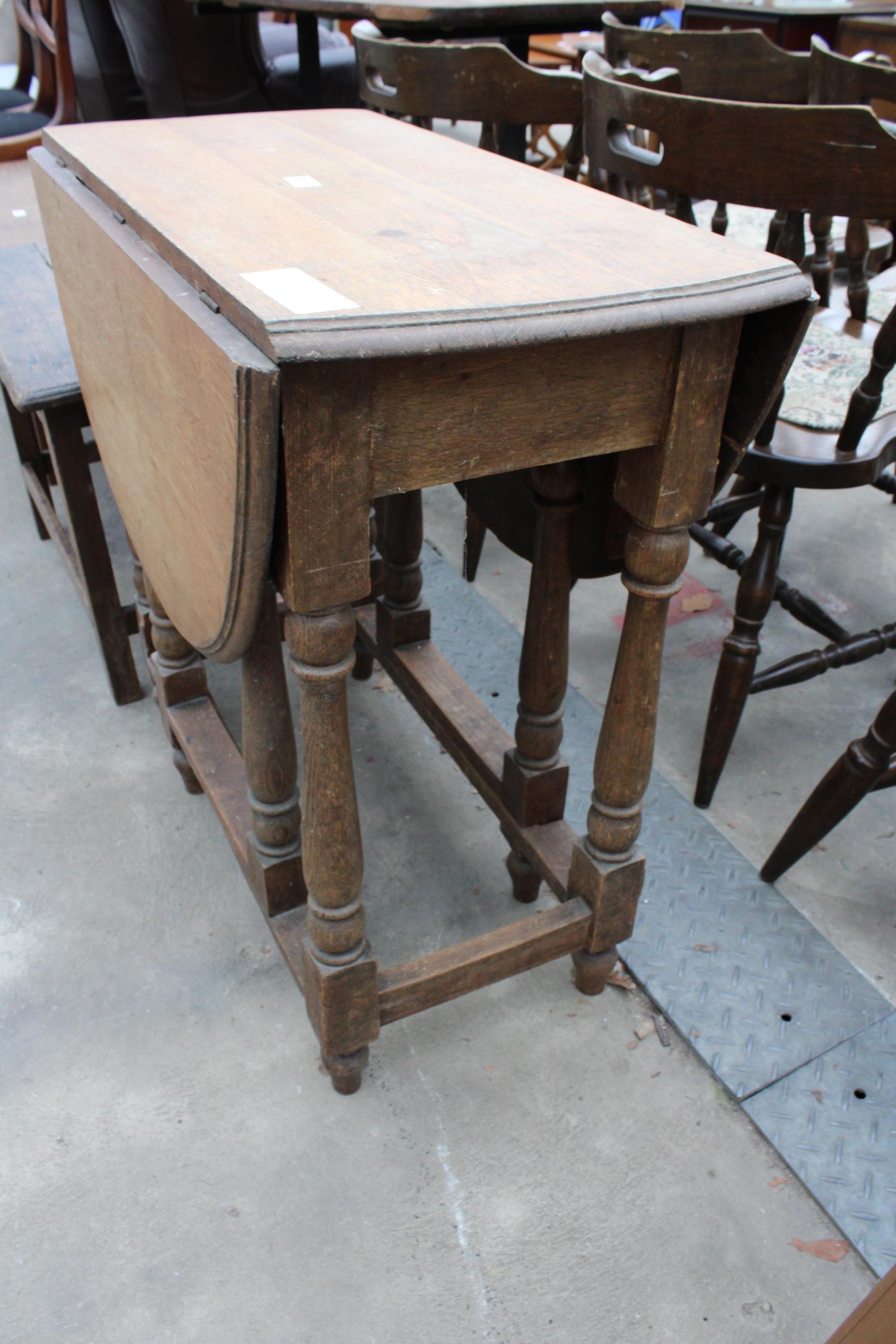 A MID 20TH CENTURY OAK GATELEG TABLE ON TURNED LEGS 40" X 30" OPENED - Image 2 of 2