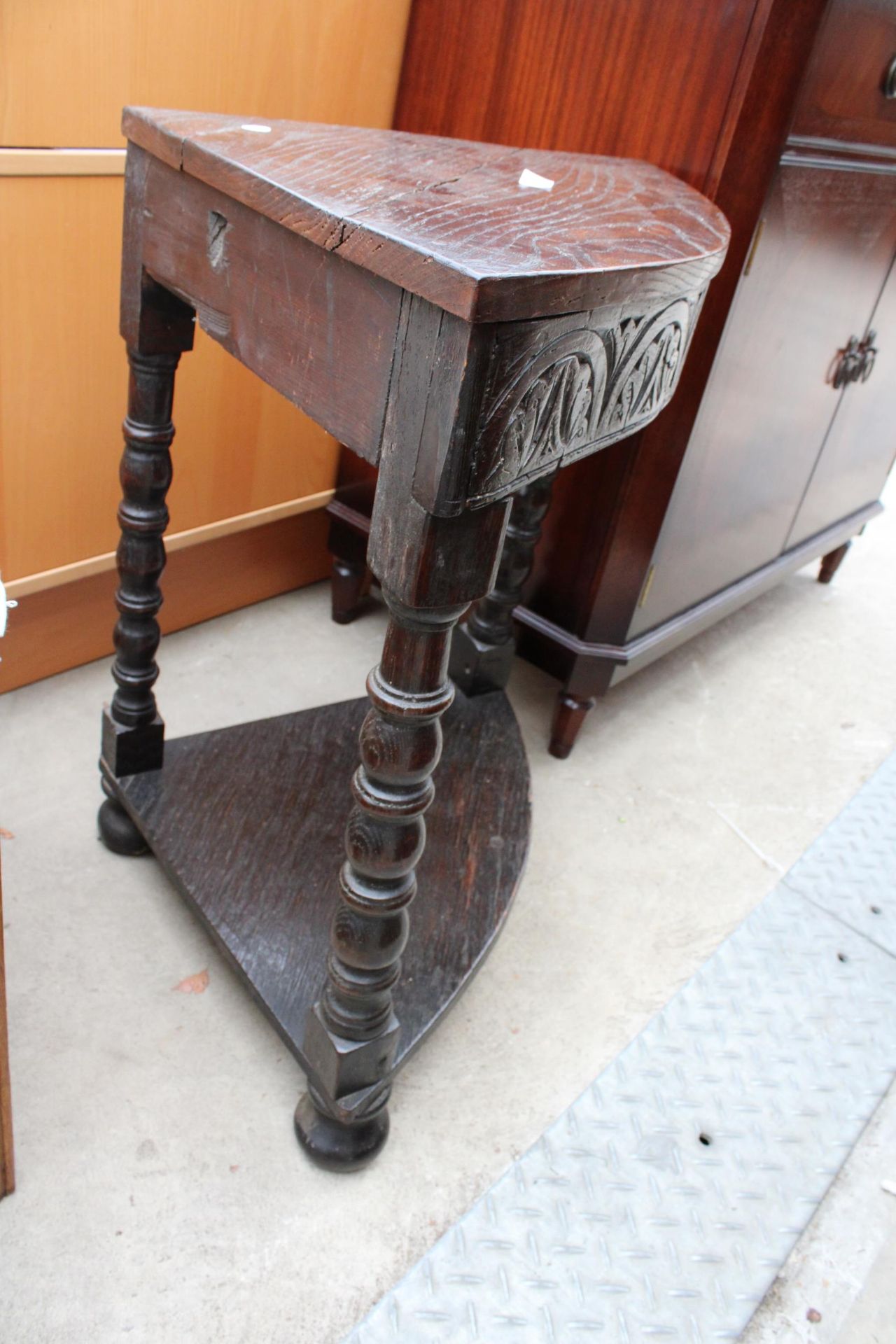 A VICTORIAN OAK CARVED CORNER TABLE WITH LATER TOP ON BOBBIN TURNED LEGS - Bild 2 aus 2