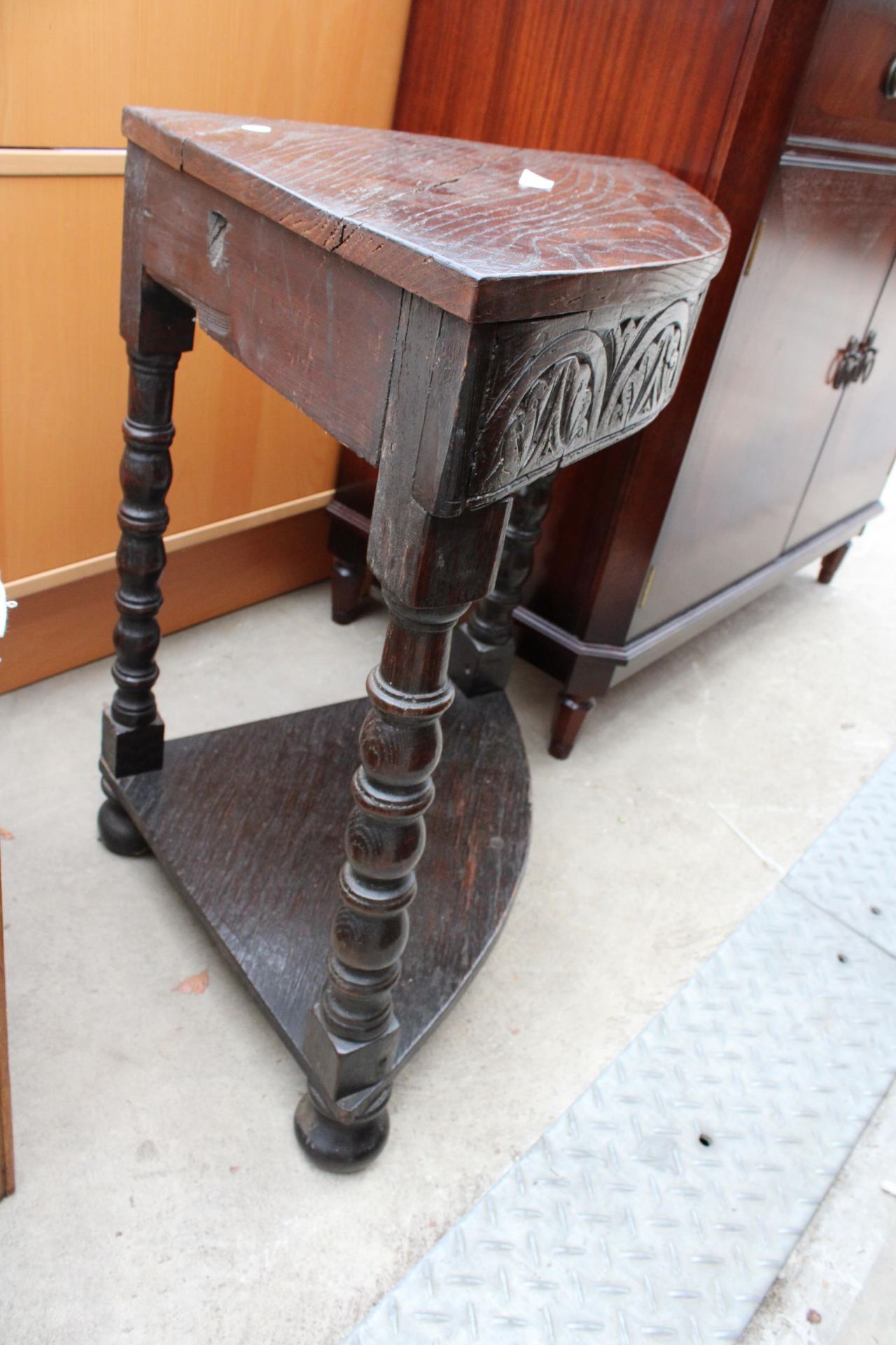 A VICTORIAN OAK CARVED CORNER TABLE WITH LATER TOP ON BOBBIN TURNED LEGS - Image 2 of 2