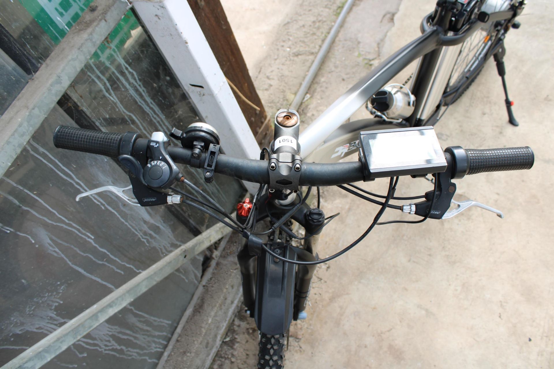 A DR.BIKE ELECTRIC ASSISTED GENTS MOUNTAIN BIKE WITH FRONT SUSPENSION, DISC BRAKES AND 6 SPEED - Image 6 of 7