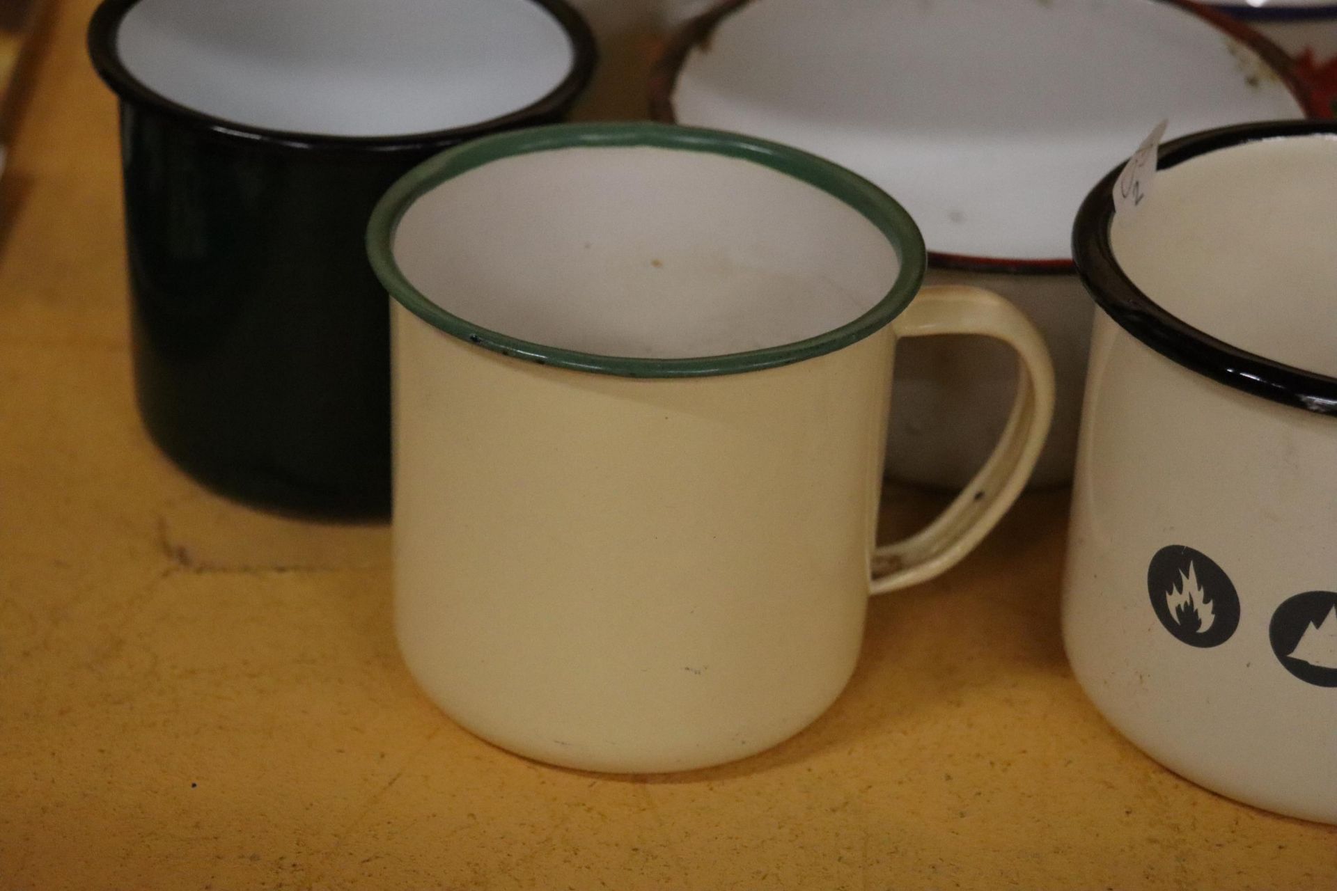 A QUANTITY OF VINTAGE ENAMEL CUPS AND BOWLS - 6 IN TOTAL - Image 4 of 6