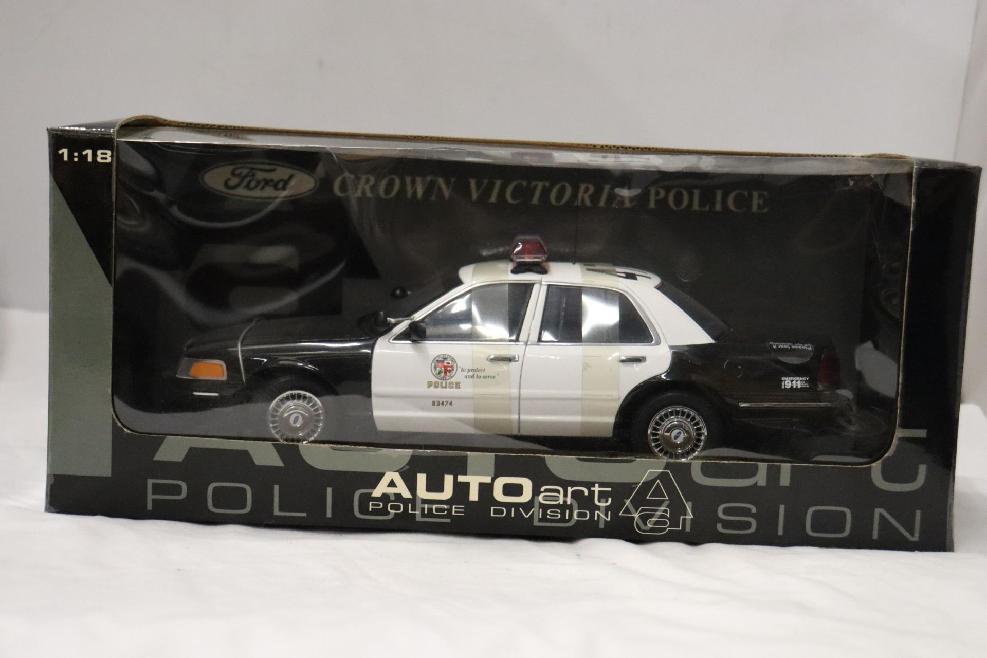 AN AUTO ART, POLICE DIVISION CAR, SCALE 1:18, AS NEW IN BOX - Image 2 of 7
