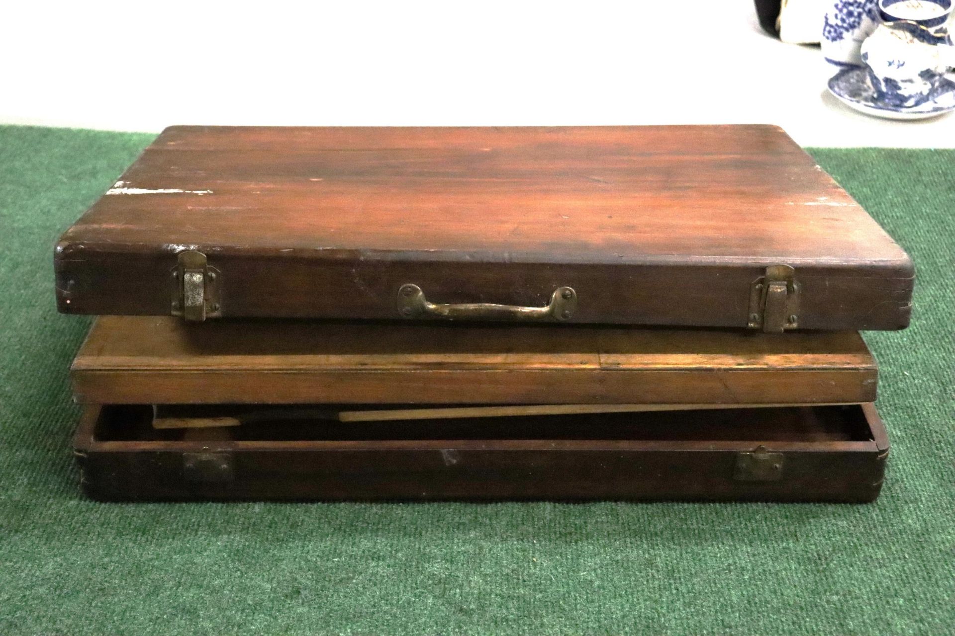 A VINTAGE ARTISTS PALETTE AND PAINT TRAY IN A WOODEN CASE
