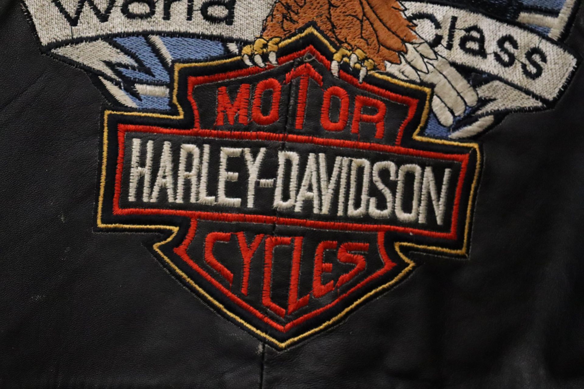 A VINTAGE HARLEY DAVIDSON LEATHER MOTOR CYCLE JACKET WITH LOGO TO THE BACK - Image 11 of 11
