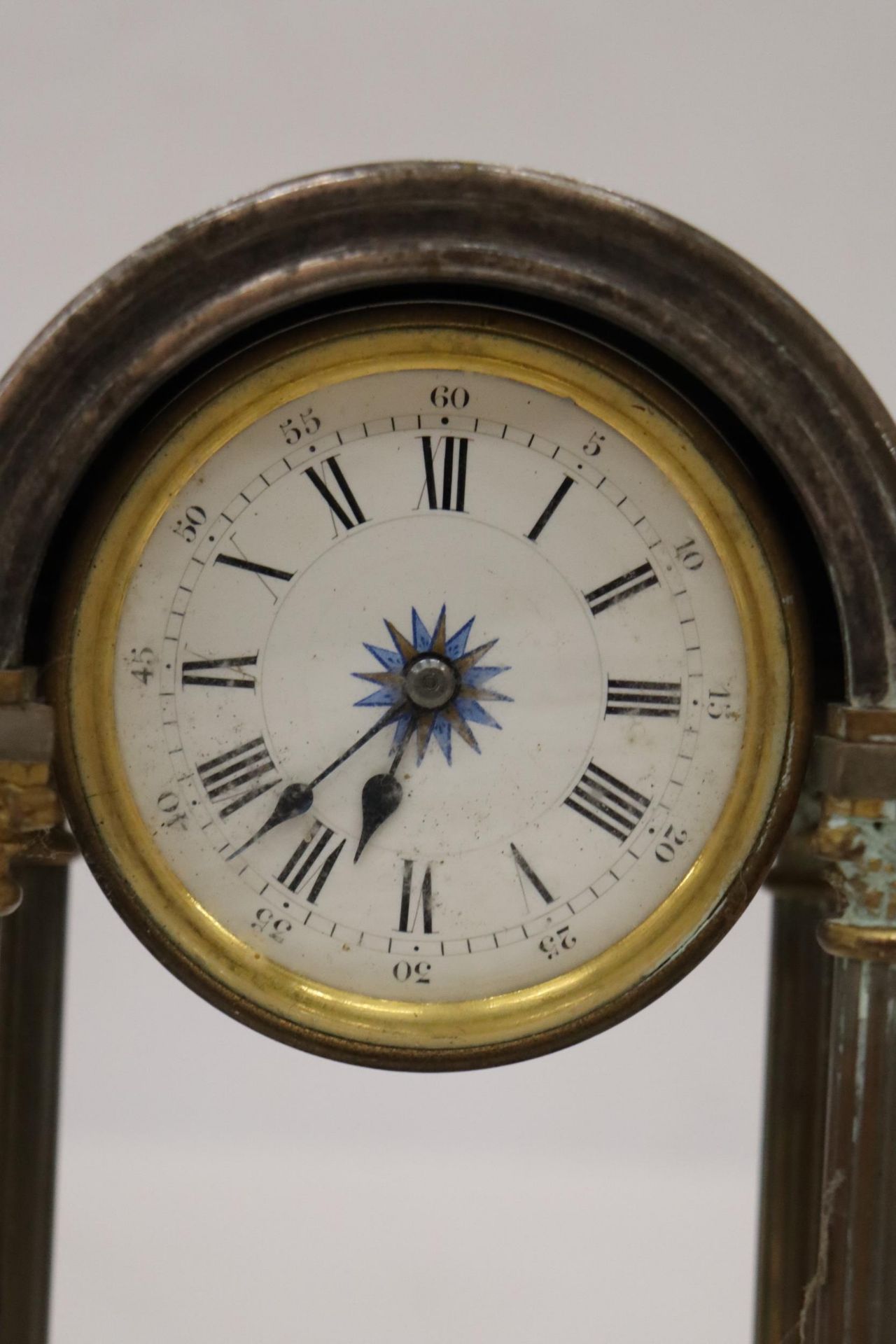 A VINTAGE BRASS EFFECT FRENCH STYLE MANTEL CLOCK WITH COLUMN DETAIL - Image 2 of 5
