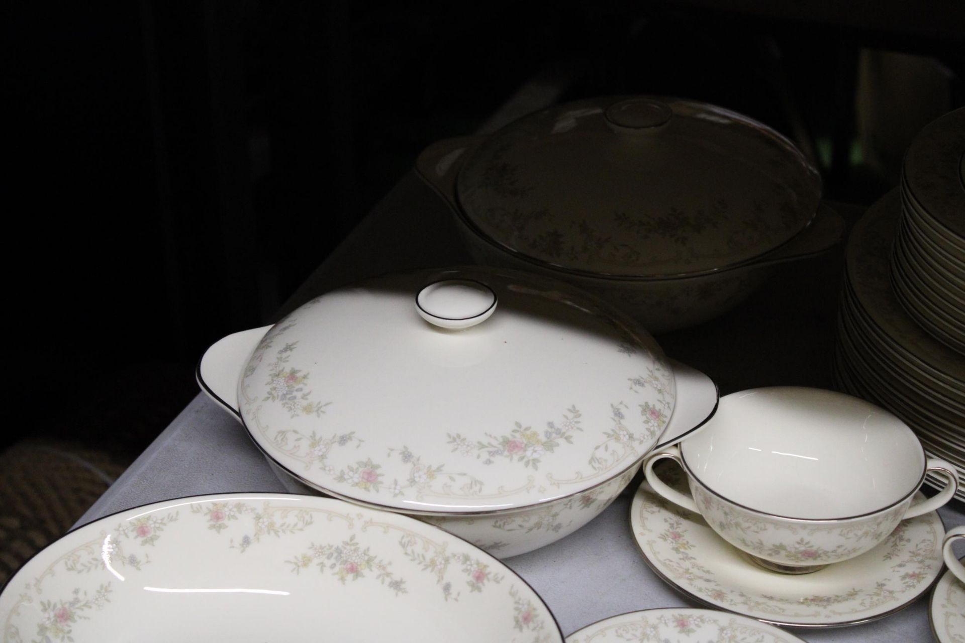 A ROYAL DOULTON 'DIANA' DINNER SERVICE TO INCLUDE SERVING TUREENS, VARIOUS SIZES OF PLATES, SOUP - Image 6 of 6