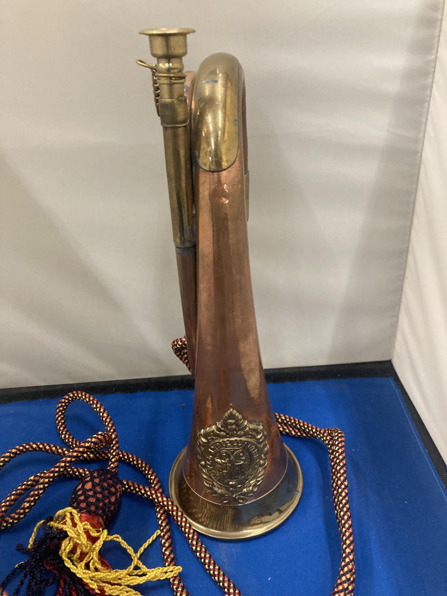 A BRASS AND COPPER 20TH CENTURY BUGLE WITH AN ARGYLE AND SUTHERLAND REGIMENTAL CREST AND CORD - Image 2 of 5