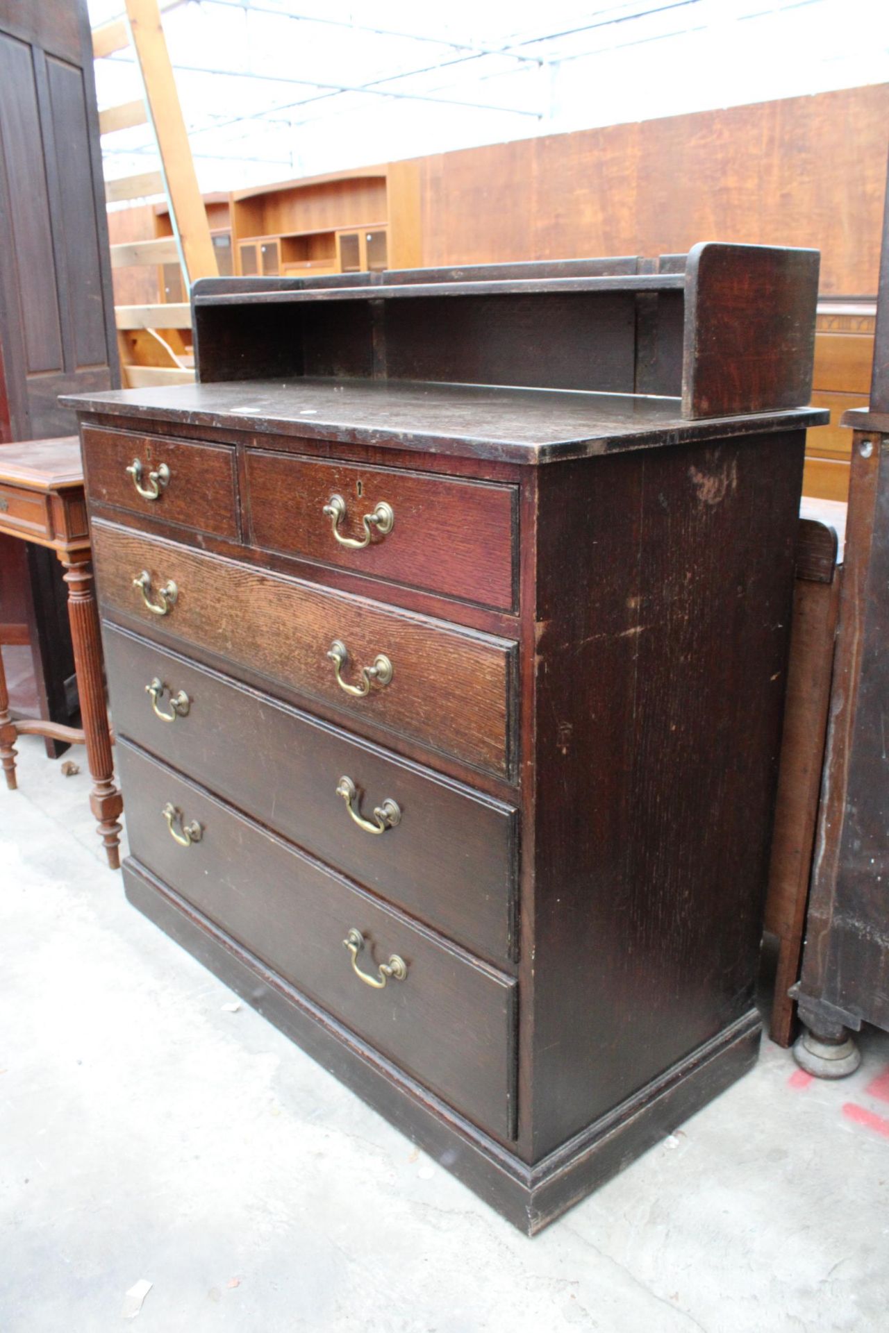 AN EARLY 20TH CENTURY OAK CHEST OF TWO SHORT AND THREE LONG GRADUATED DRAWERS WITH GALLERY SHELF - Bild 2 aus 3