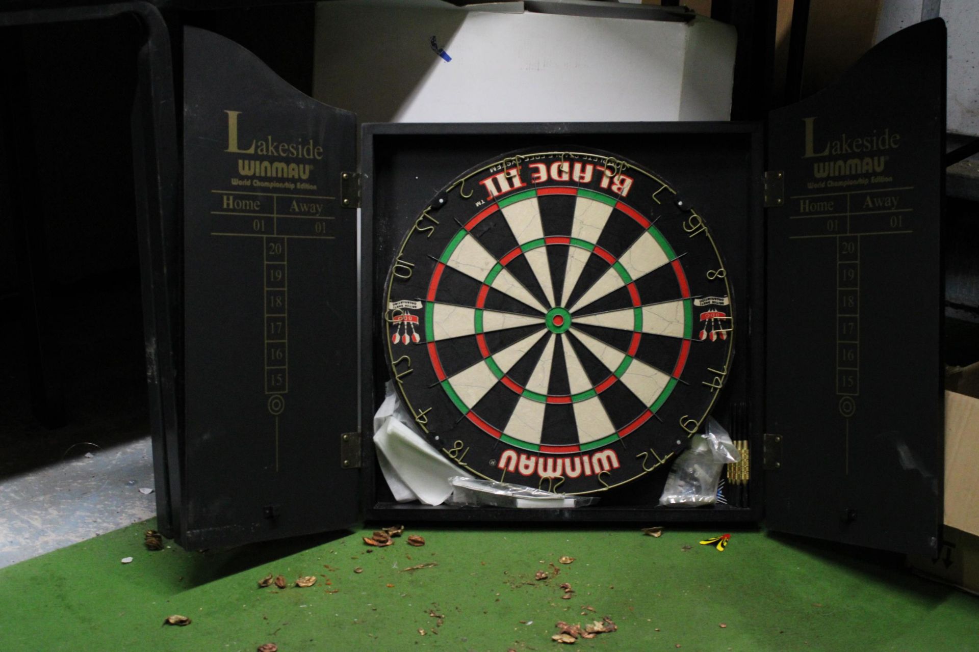 A LAKESIDE WINMAU WORLD CHAMPIONSHIP EDITION DARTBOARD IN WOODEN CASE - Image 2 of 2