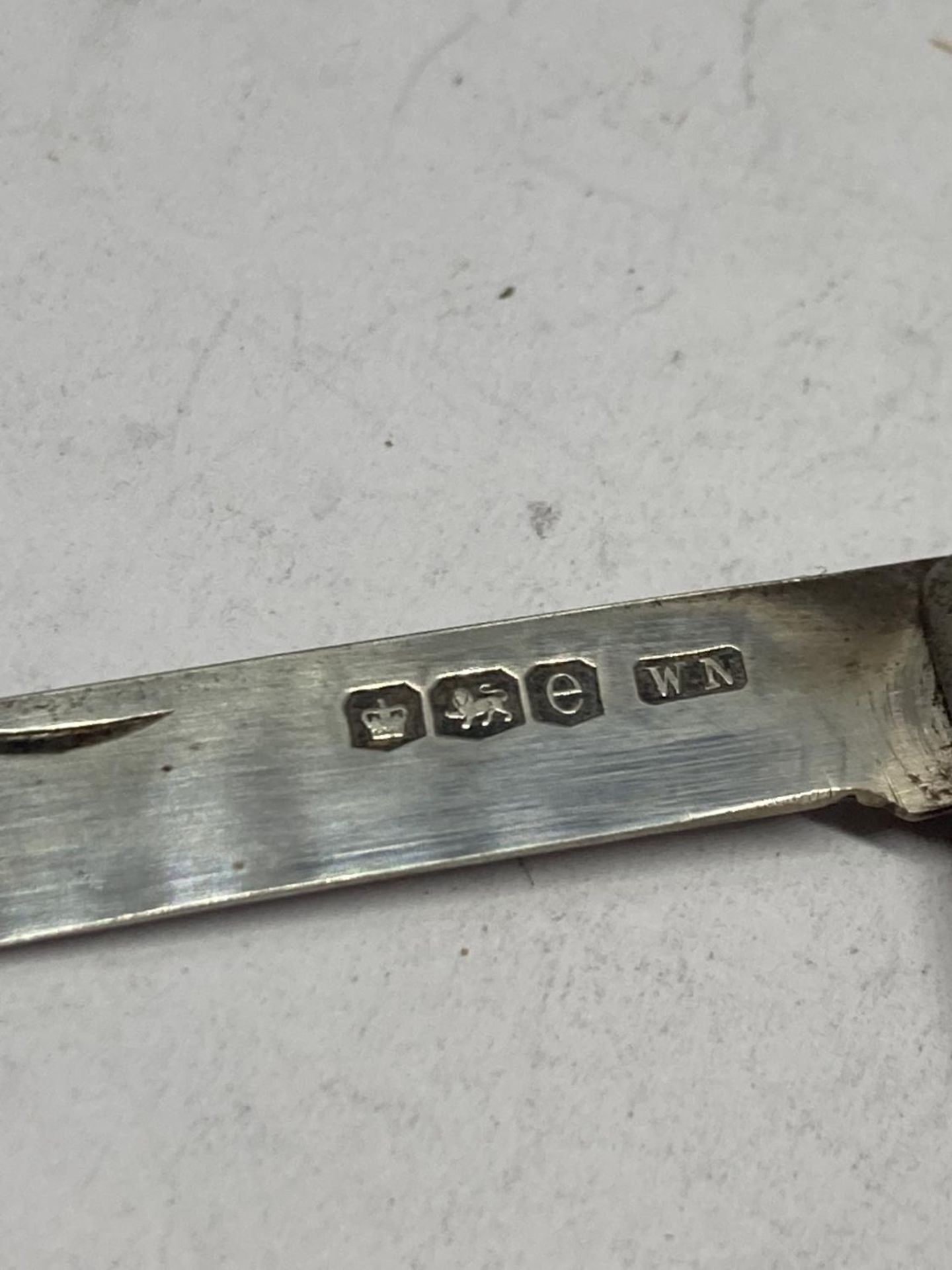 A HALLMARKED SHEFFIELD SILVER FRUIT KNIFE WITH MOTHER OF PEARL HANDLE - Bild 2 aus 3