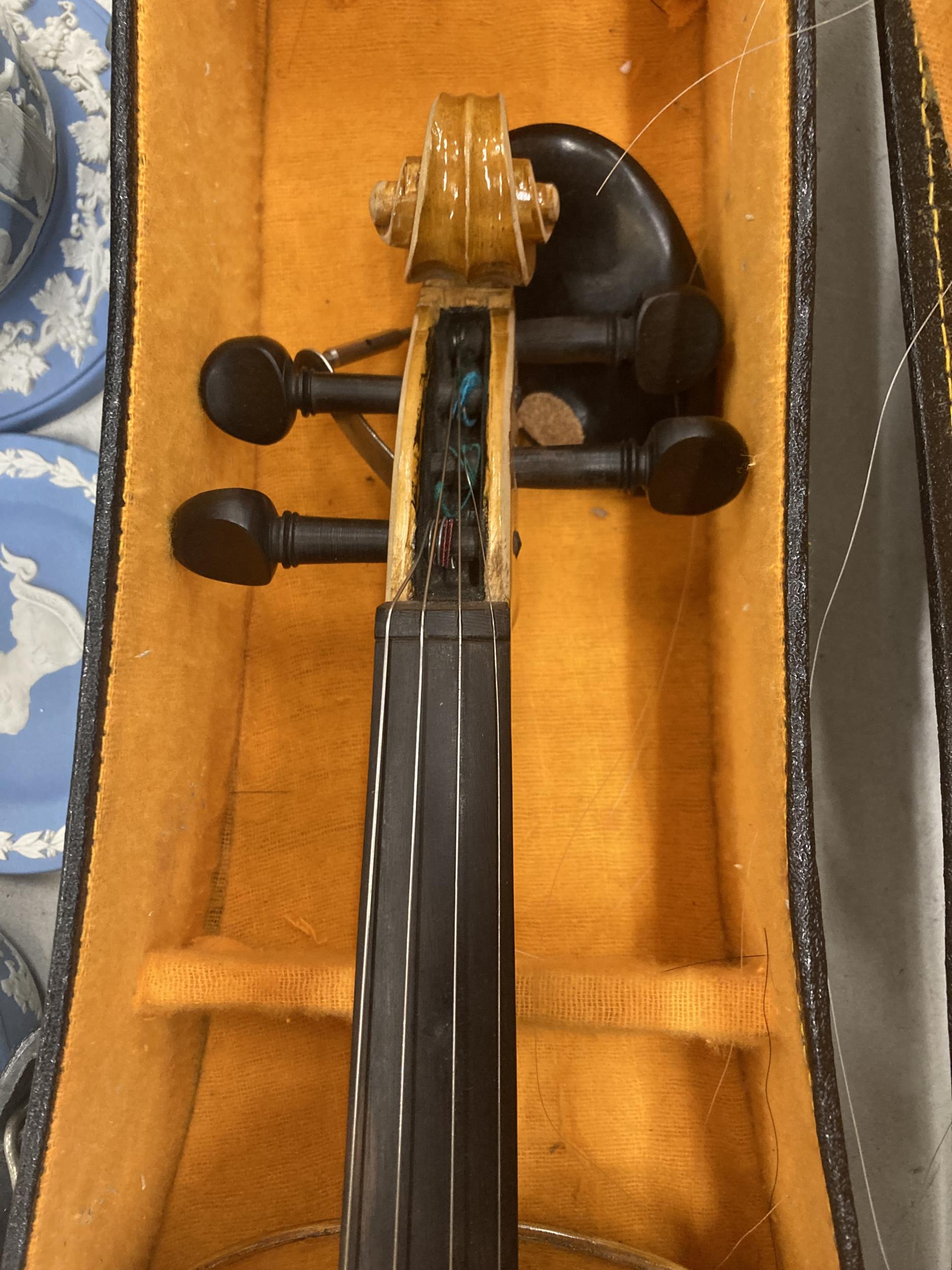 A VIOLIN IN HARD CASE (NO MAKER'S MARK) - Image 3 of 4