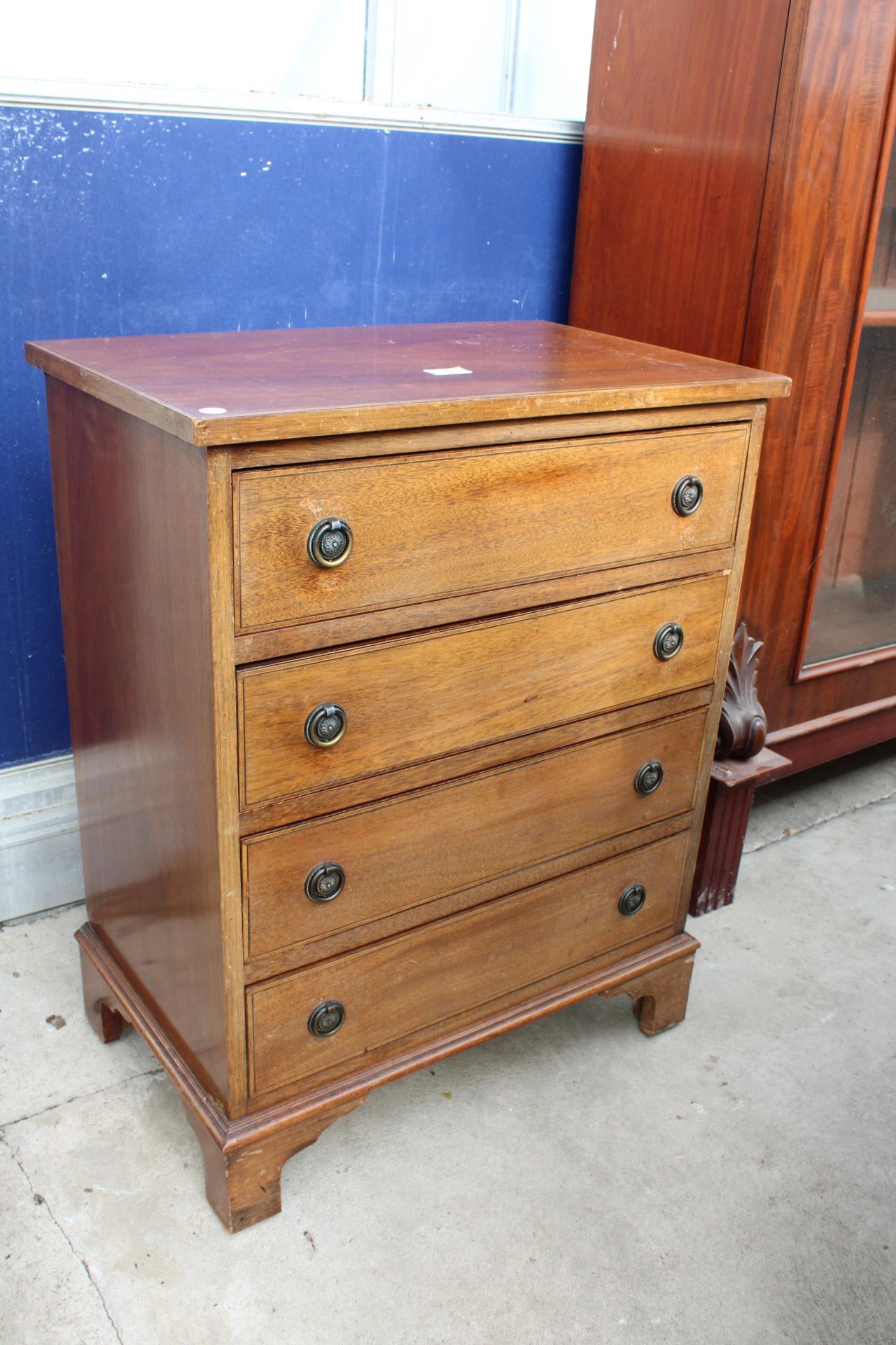 A REPRODUCTION MAHOGANY CHEST OF FOUR DRAWERS, 24" WIDE - Image 2 of 3