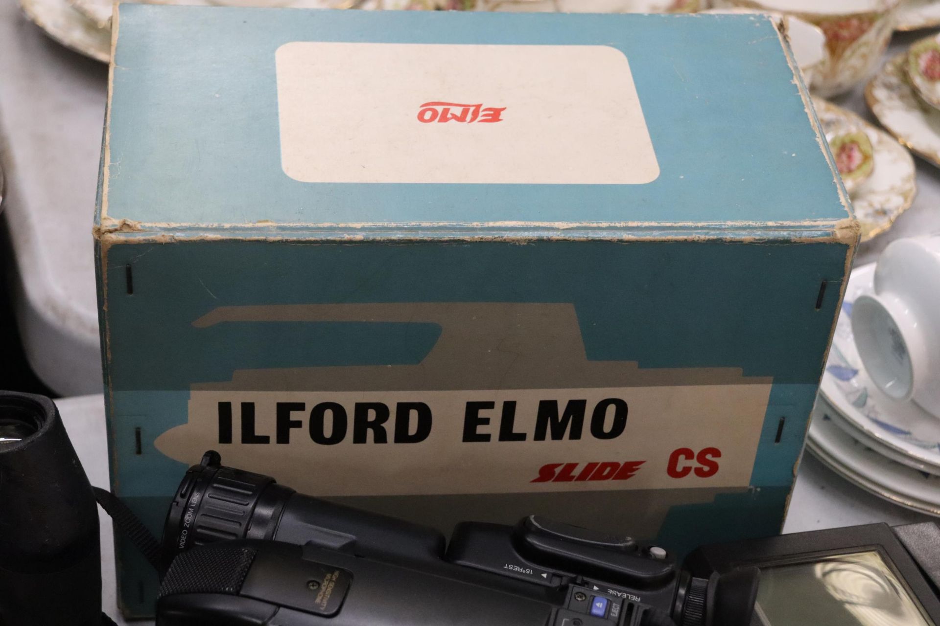 A COLLECTION OF VINTAGE CAMERAS AND ACCESSORIES TO INCLUDE AN ILFORD SPORTSMASTER, ILFORD SPORTSMAN, - Image 7 of 21