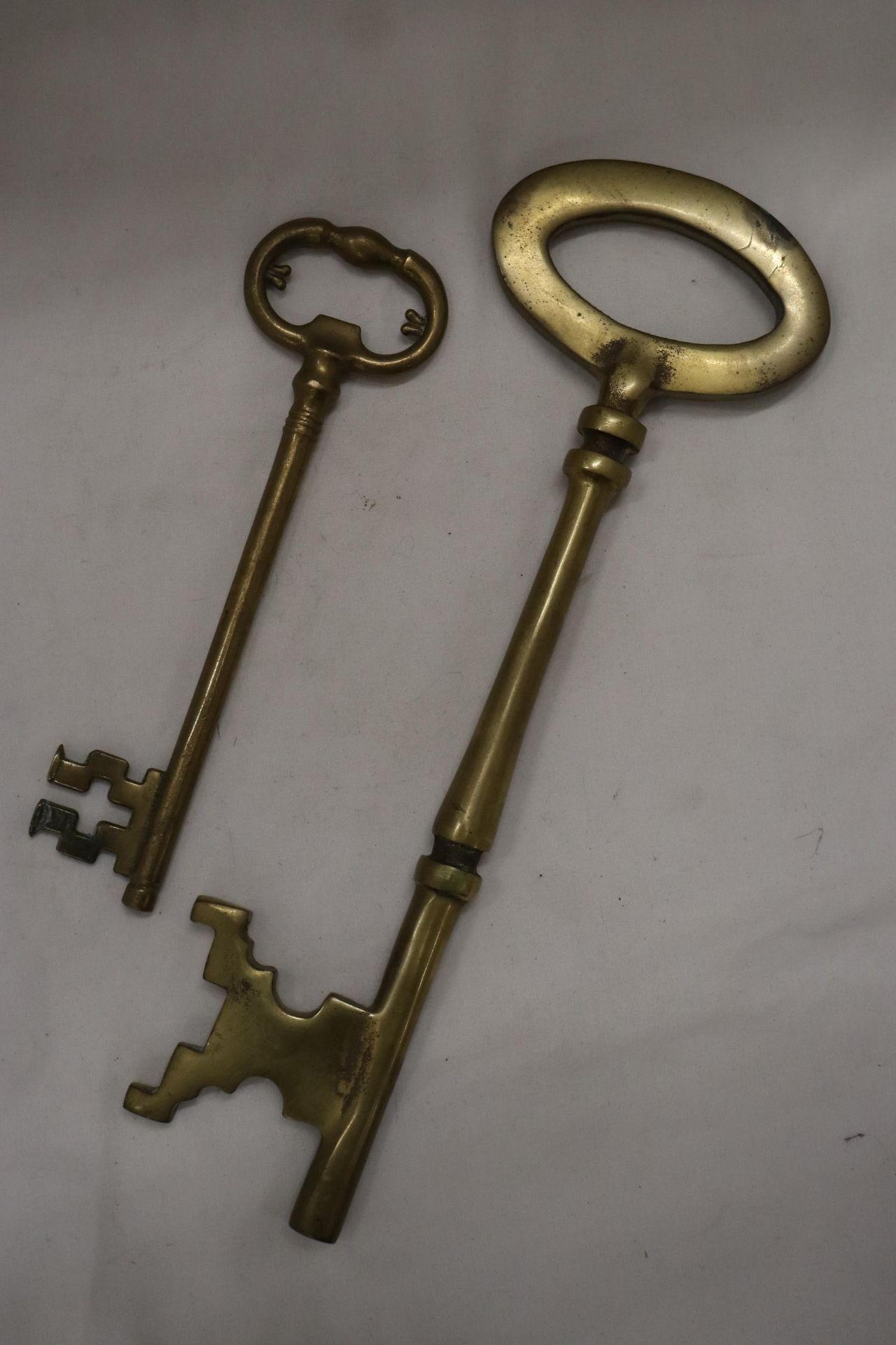 TWO LARGE HEAVY WEIGHT VINTAGE BRASS KEYS - ONE 13 INCHES LONG - Image 2 of 7