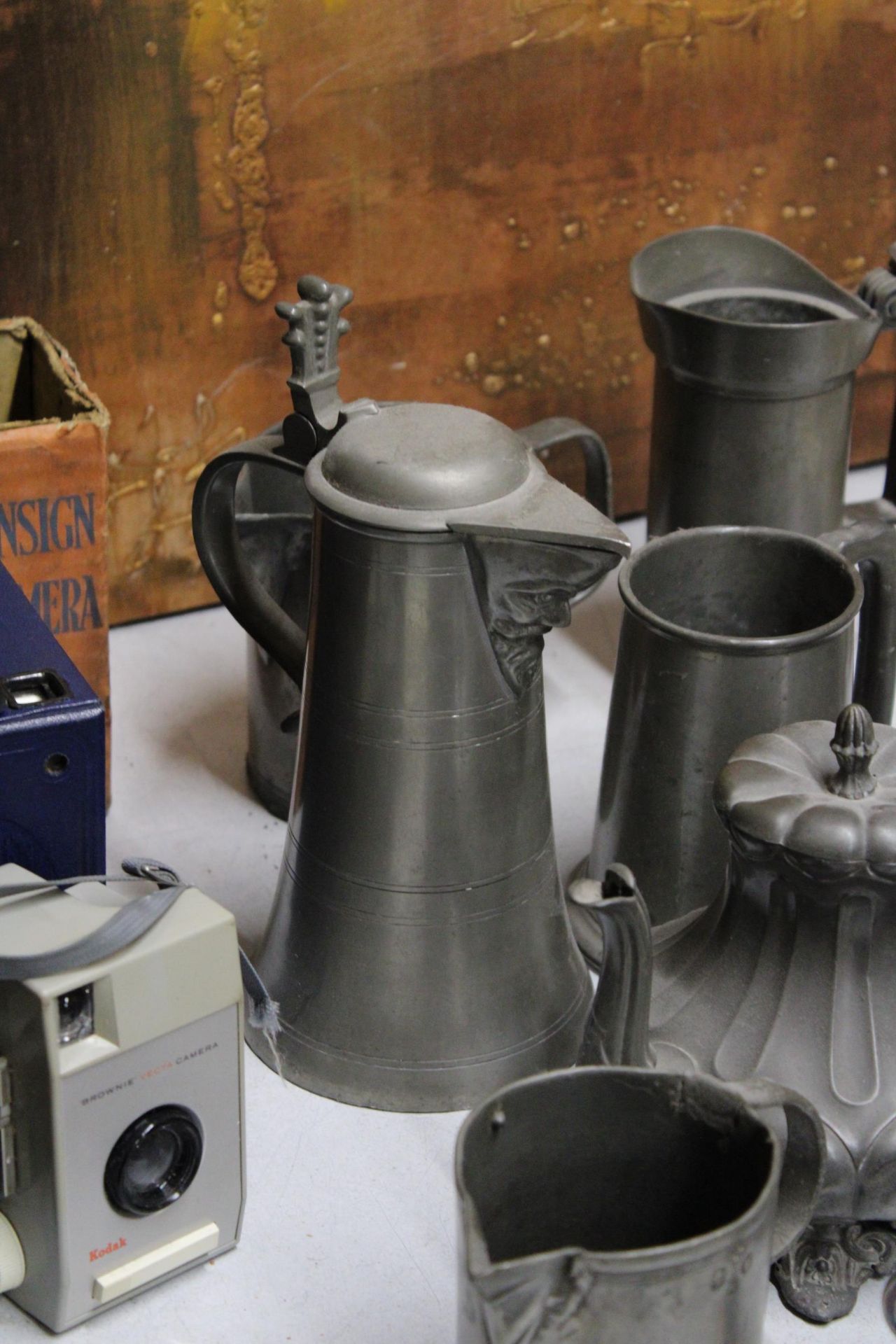 A QUANTITY OF ANTIQUE AND VINTAGE PEWTER WARE ITEMS TO INCLUDE A TEAPOT, TANKARDS ETC - Image 2 of 3