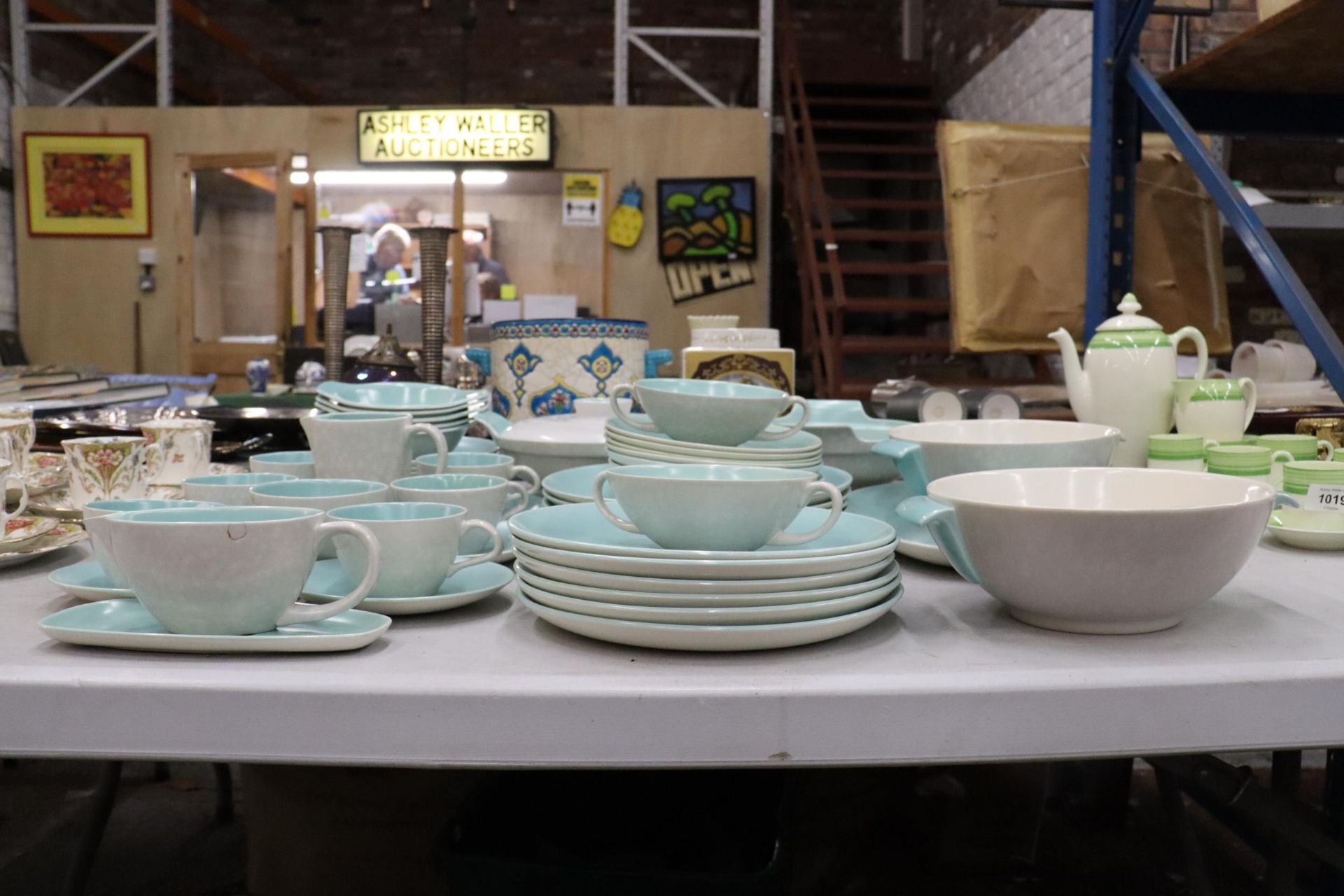 A POOLE POTTERY DINNER SERVICE TO INCLUDE SERVING DISHES, BOWLS, VARIOUS SIZES OF PLATES - Image 2 of 15