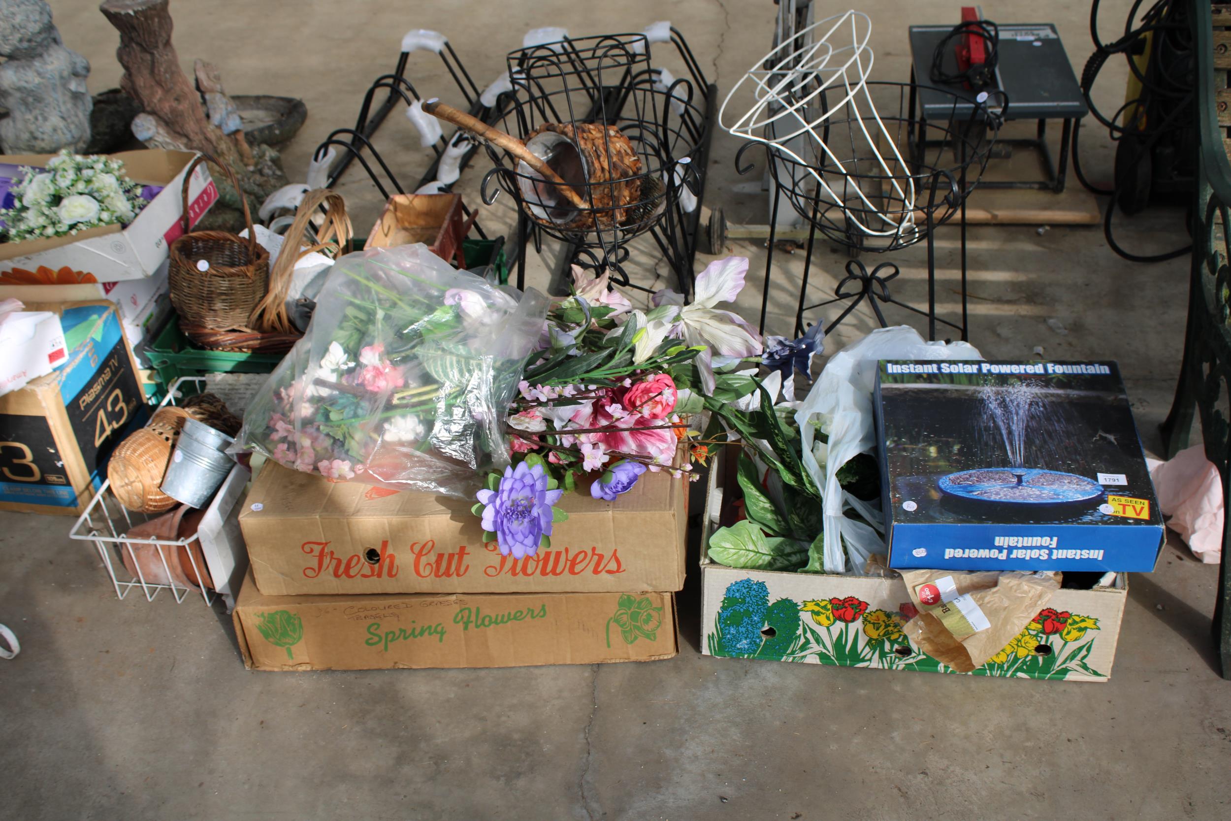 A LARGE ASSORTMENT OF GARDEN ITEMS TO INCLUDE METAL PLANT BASKETS, ARTIFICIAL FLOWERS AND WICKER