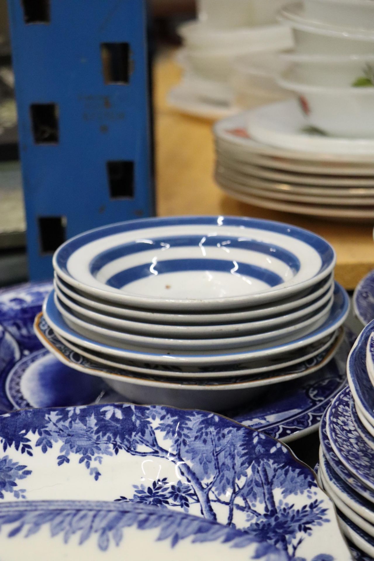 A LARGE QUANTITY OF OF WOODS AND BURLEIGH WARE BLUE AND WHITE CERAMICS TO INCLUDE WILLOW PATTERN, - Bild 14 aus 15