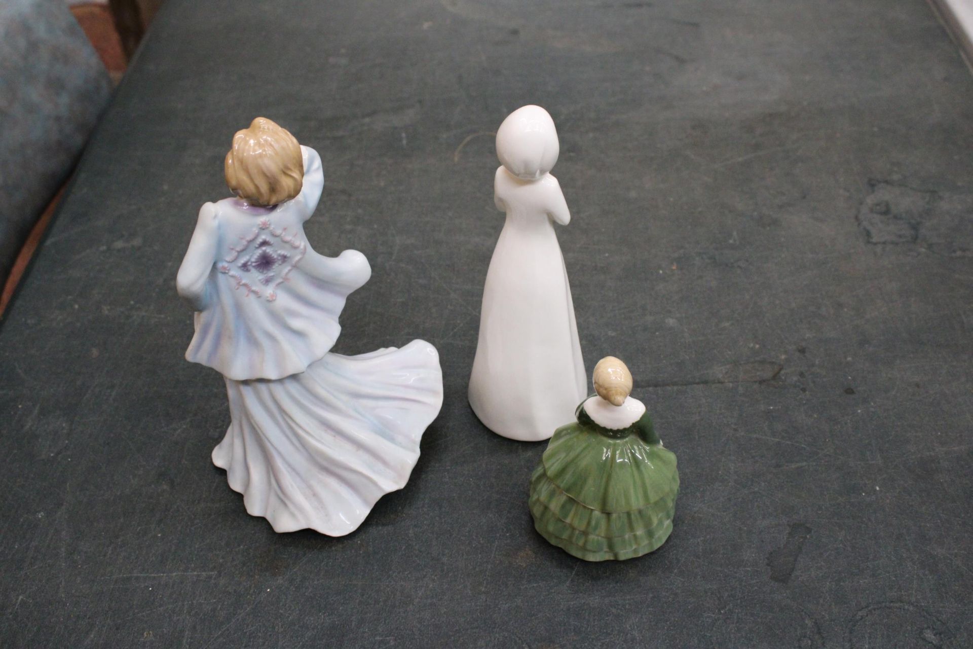 A ROYAL WORCESTER FIGURINE "THOUGHTFUL" TOGETHER WITH A ROYAL DOULTON "IMAGES" FIGURE AND BELLA - Image 2 of 3