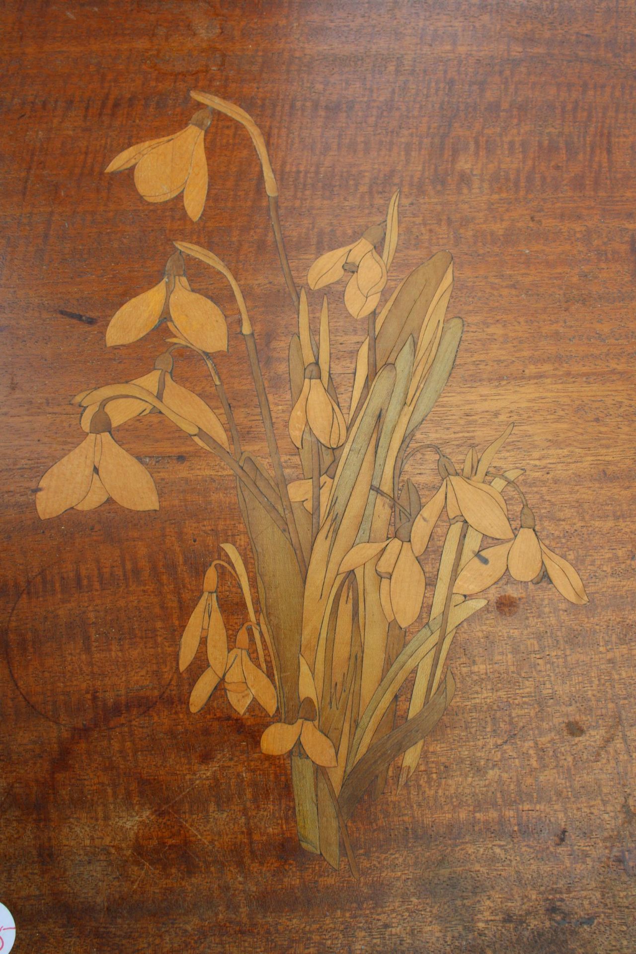 AN EDWARDIAN MAHOGANY AND FLORAL INLAID TWO TIER CENTRE TABLE, 20" DIAMETER ON TAPERED LEGS WITH - Image 3 of 3