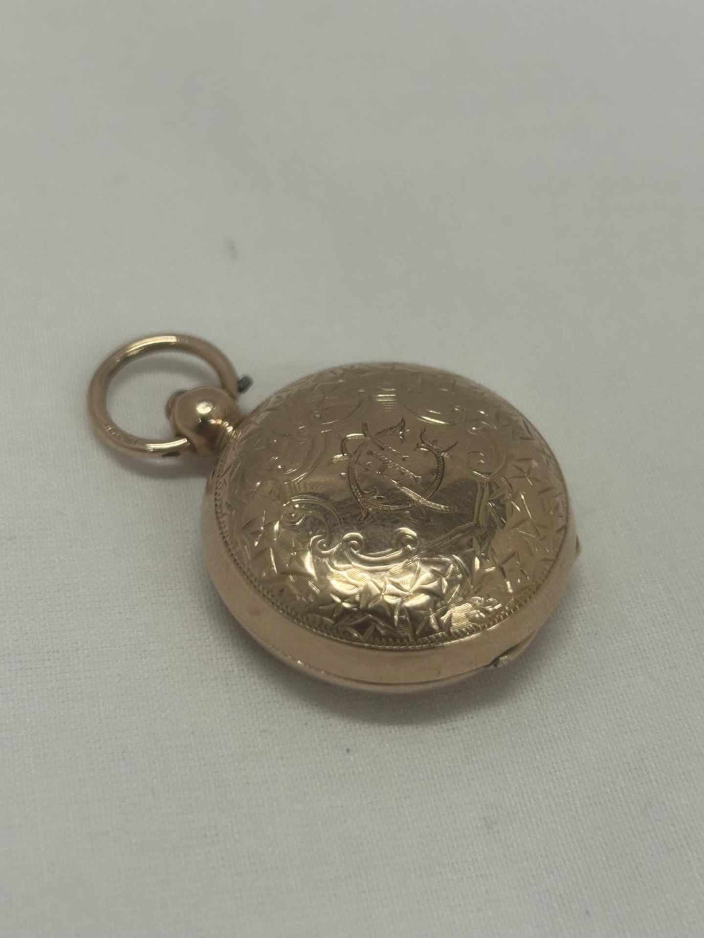 A 9CT FULLY HALLMARKED GOLD SOVEREIGN CASE WITH FOLIATED ETTCHING WEIGHT 15.22G - Image 2 of 4