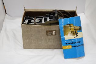 A CASED VINTAGE KODASLIDE HOME PROJECTER WITH INSTRUCTION MANUAL