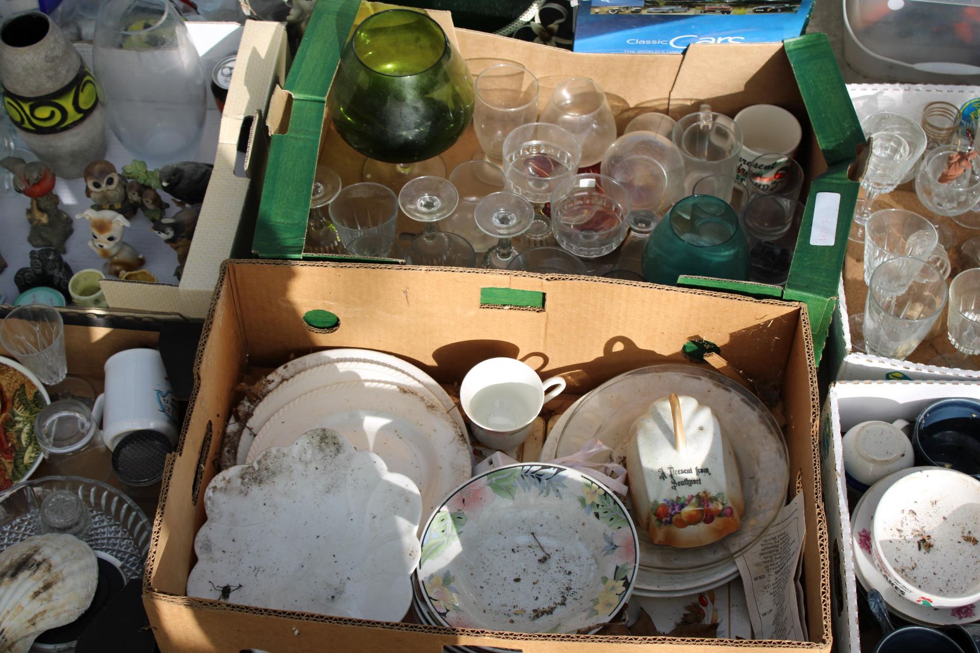 AN ASSORTMENT OF HOUSEHOLD ITEMS TO INCLUDE CERAMICS AND GLASSWARE - Image 3 of 6