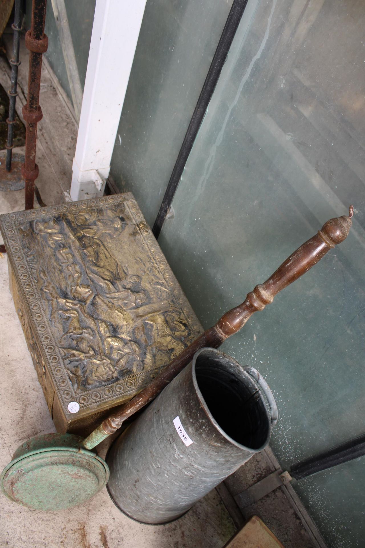 AN ASSORTMENT OF ITEMS TO INCLUDE A BED WARMING PAN, A BRASS COAL BOX AND A COAL SCUTTLE ETC - Bild 2 aus 3