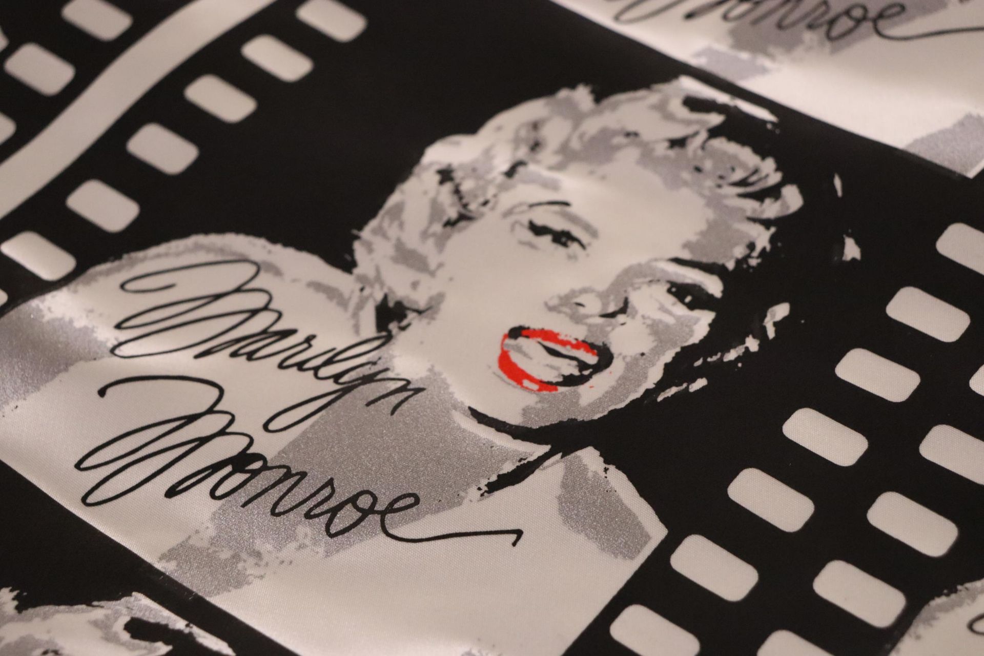 A LARGE SILK SCREEN WALL BANNER ANDY WARHOL STYLE SIGN, MARILYN BY WARNER BROS - 68 INCH IN LENGTH - Bild 8 aus 8
