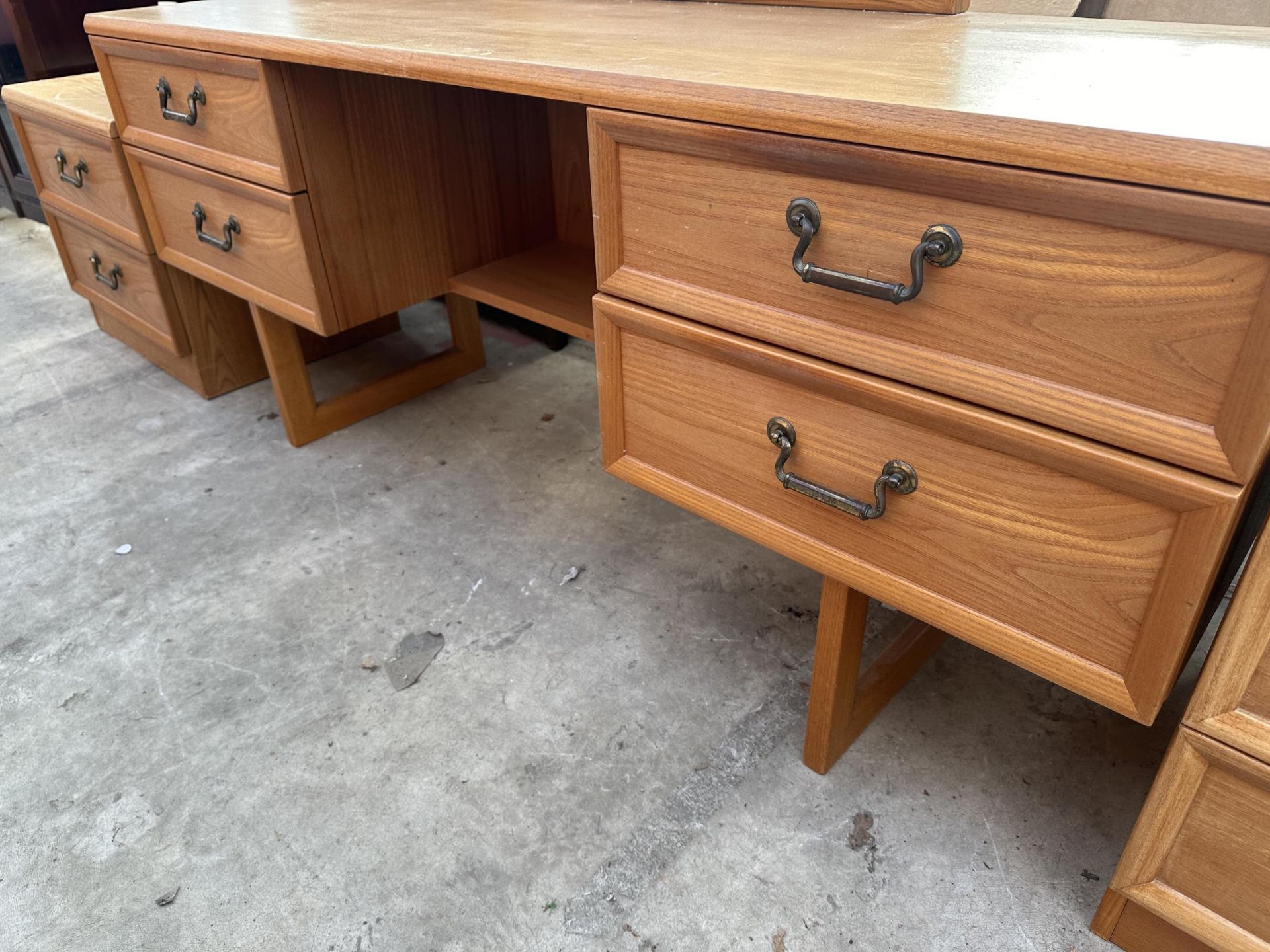 A G PLAN RETRO TEAK DRESSING TABLE 59" WIDE AND A PAIR OF MATCHING BEDSIDE CHESTS - Image 5 of 8