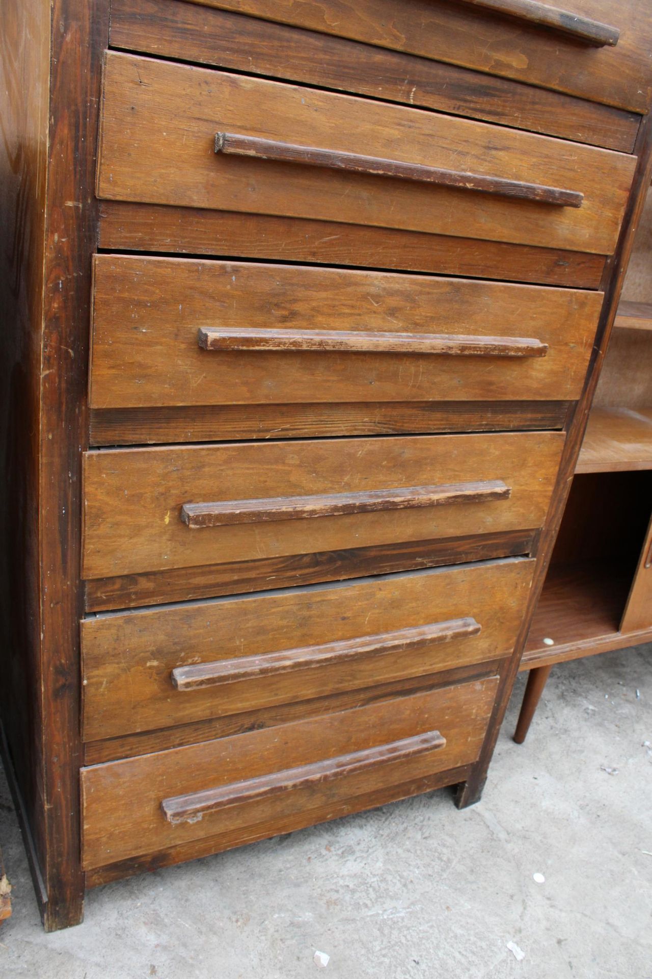 A MID 20TH CENTURY CHEST OF SIX DRAWERS - 30" WIDE - Image 2 of 3