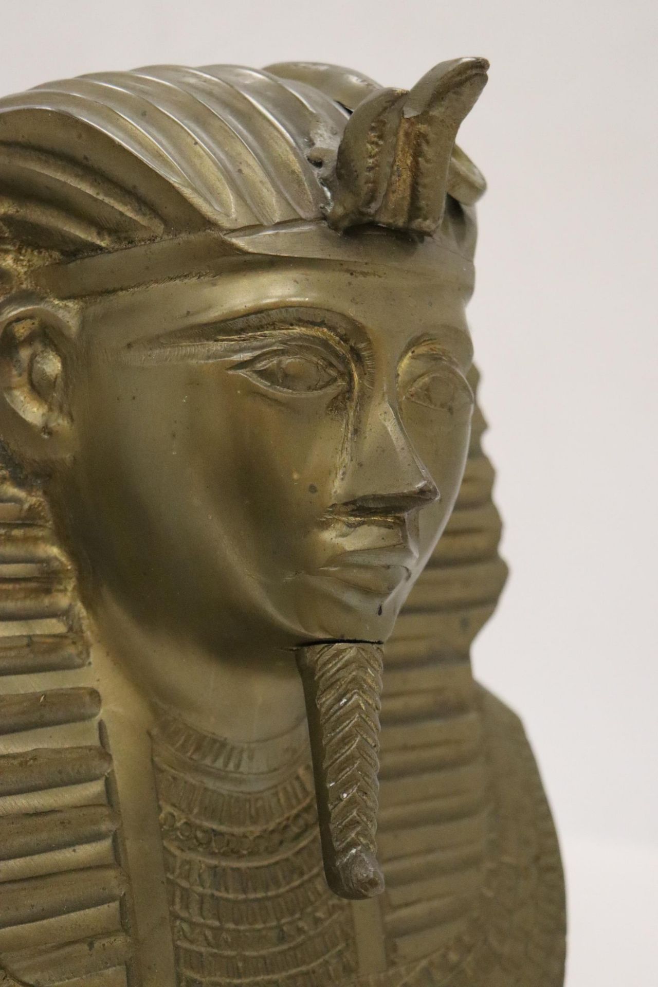 A LARGE HEAVY EGYPTIAN HEAD ON MARBLE BASE - Bild 6 aus 6