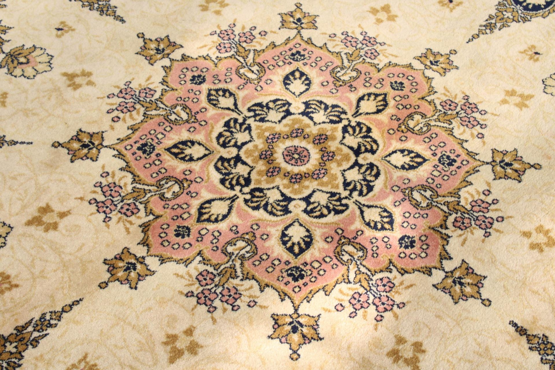 A YELLOW PATTERNED RUG - Image 3 of 4