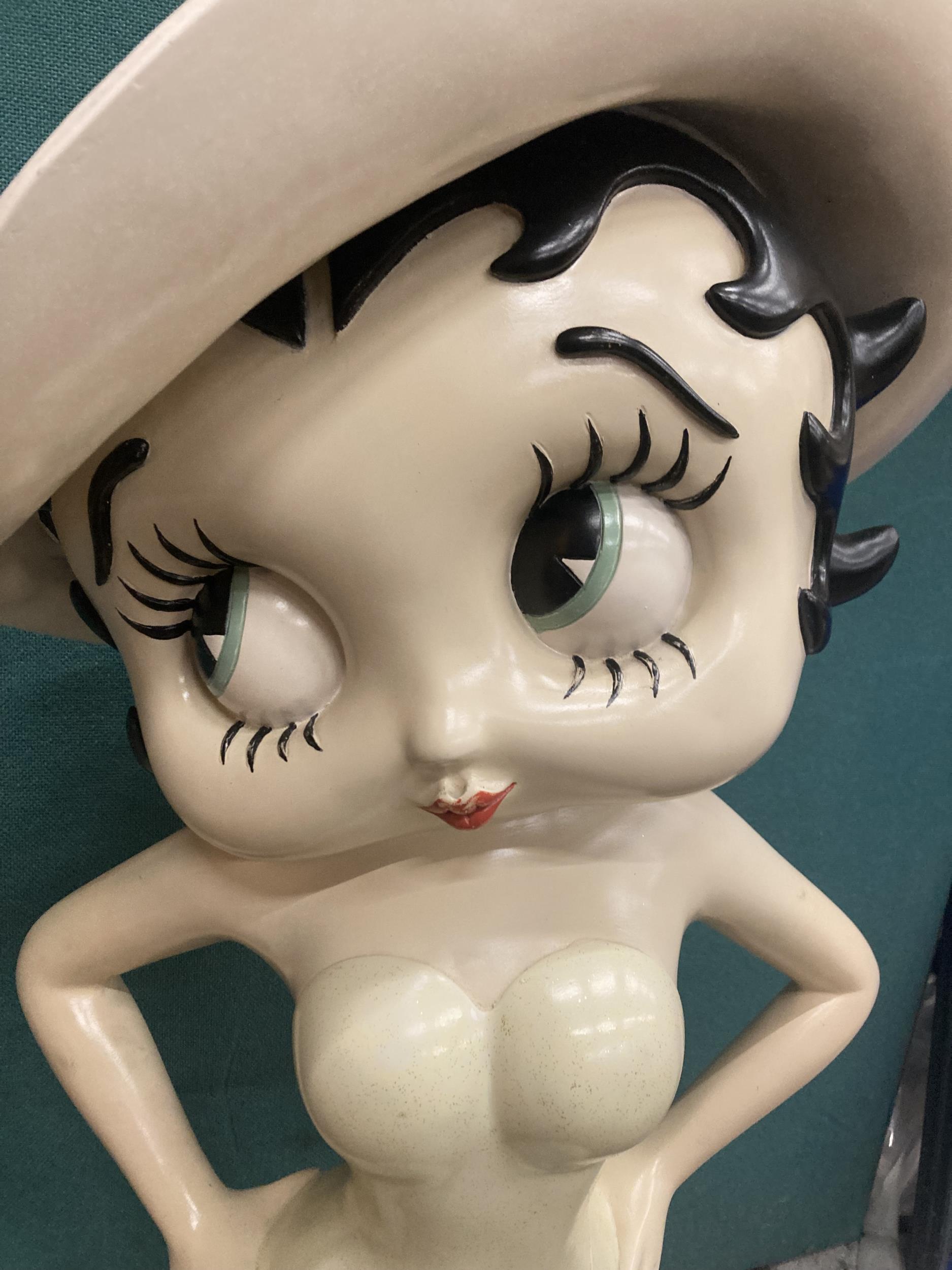 A TALL BETTY BOOP SHOP DISPLAY FIGURE, HEIGHT 98CM, WIDTH AT BASE, APPROX 37CM - Image 3 of 4