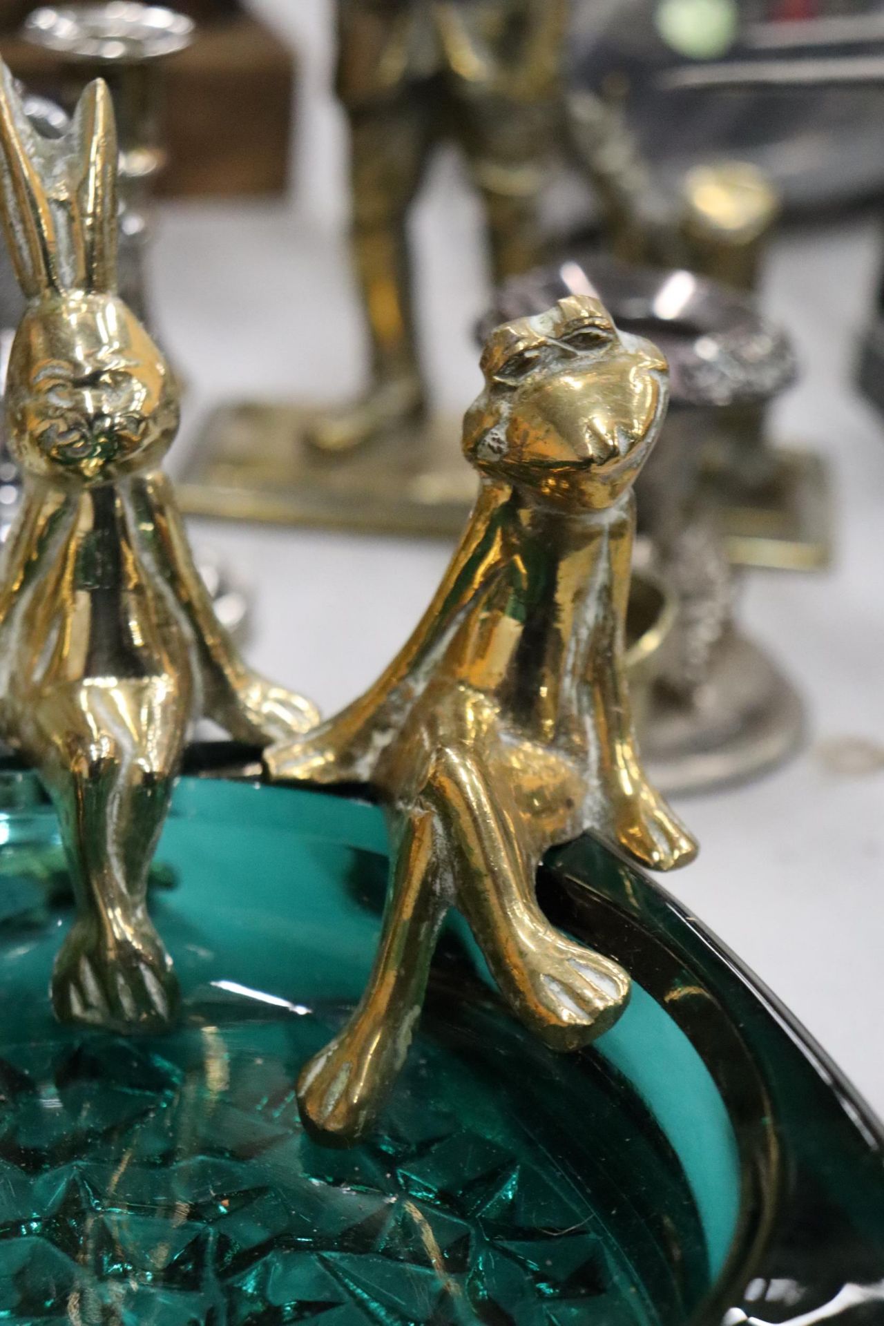 A QUANTITY OF BRASS AND SILVER PLATE TO INCLUDE A HEAVY POACHER FIGURE, CANDLESTICKS, ANIMAL - Image 7 of 15