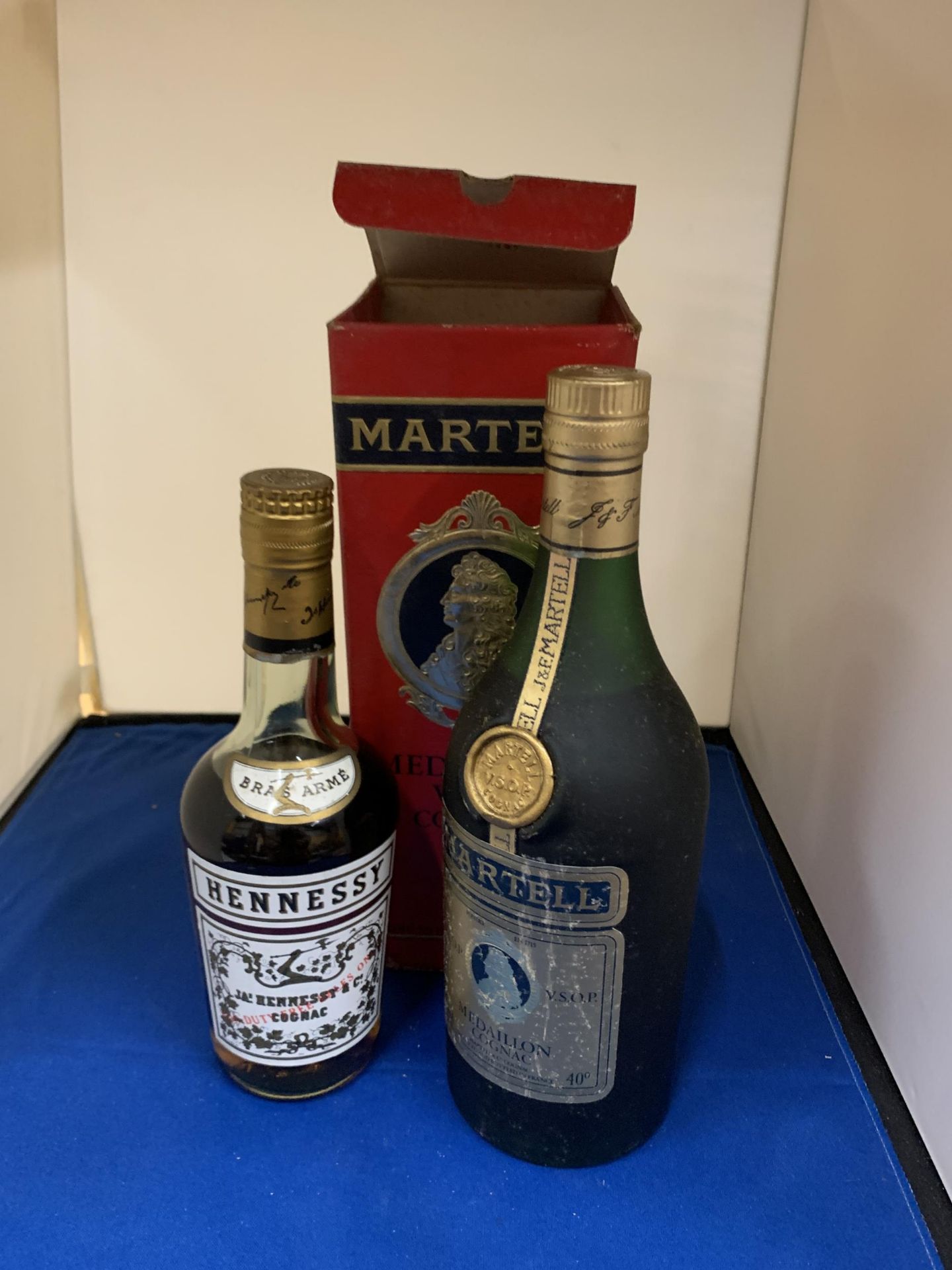 A BOXED BOTTLE OF MEDAILLON VSOP COGNAC AND A J A HENNESSY AND CO COGNAC