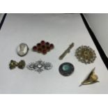 EIGHT VARIOUS VINTAGE BROOCHES