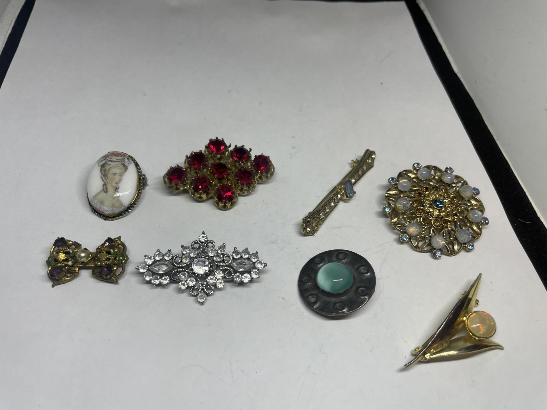 EIGHT VARIOUS VINTAGE BROOCHES