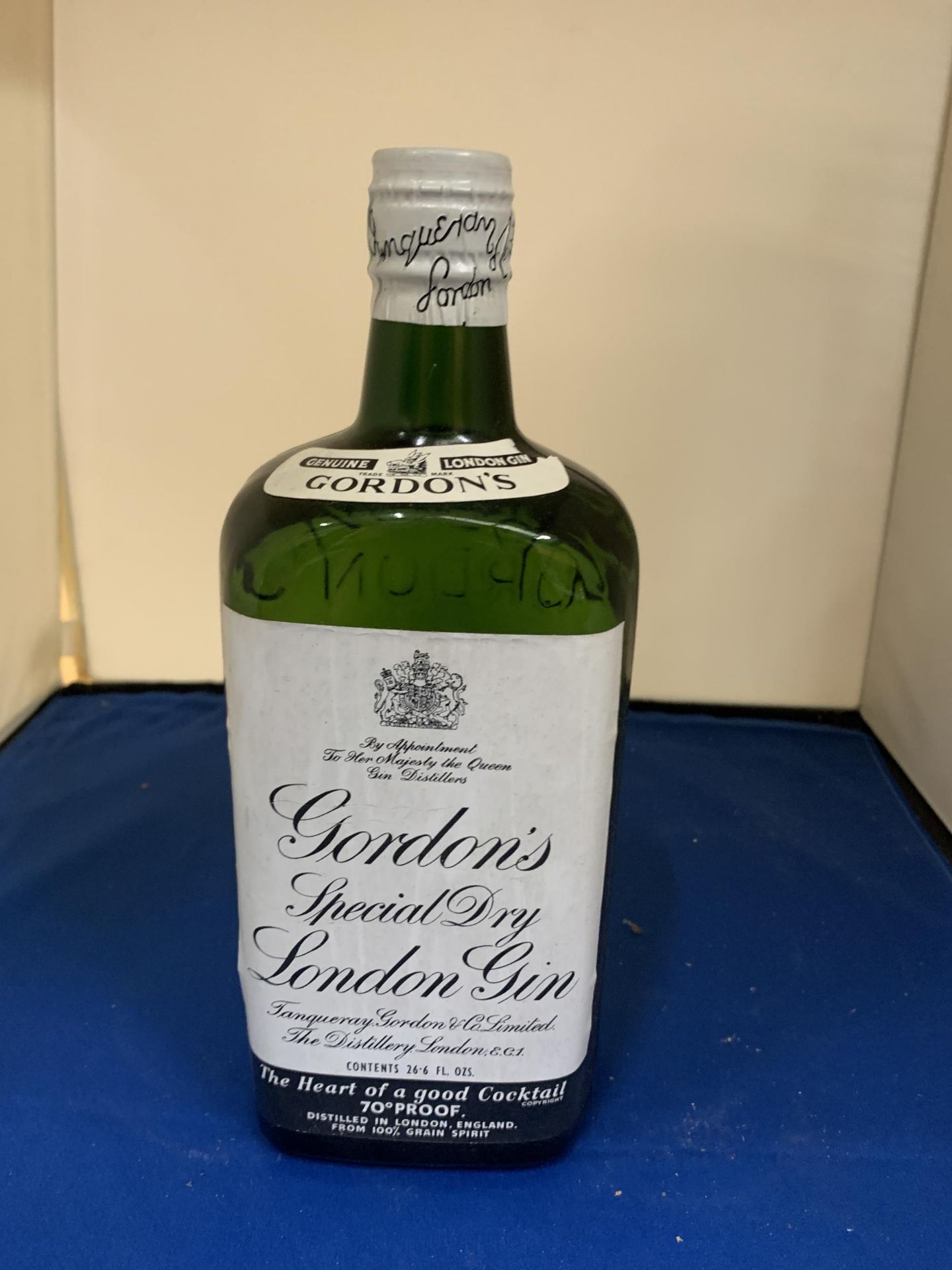 A BOTTLE OF GORDONS SPECIAL DRY LONDON GIN 70% PROOF