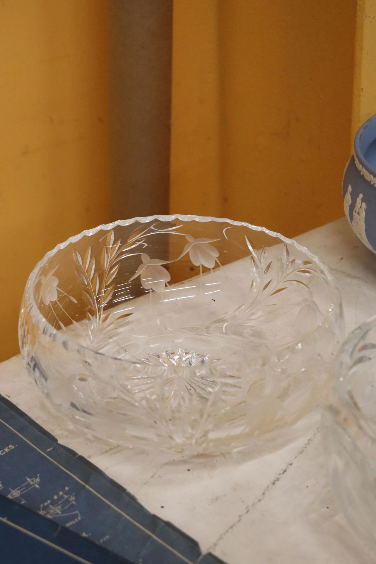 A QUANTITY OF GLASSWARE TO INCLUDE CUT GLASS BOWLS, A ROSE BOWL, VASES, ETC - Image 9 of 10
