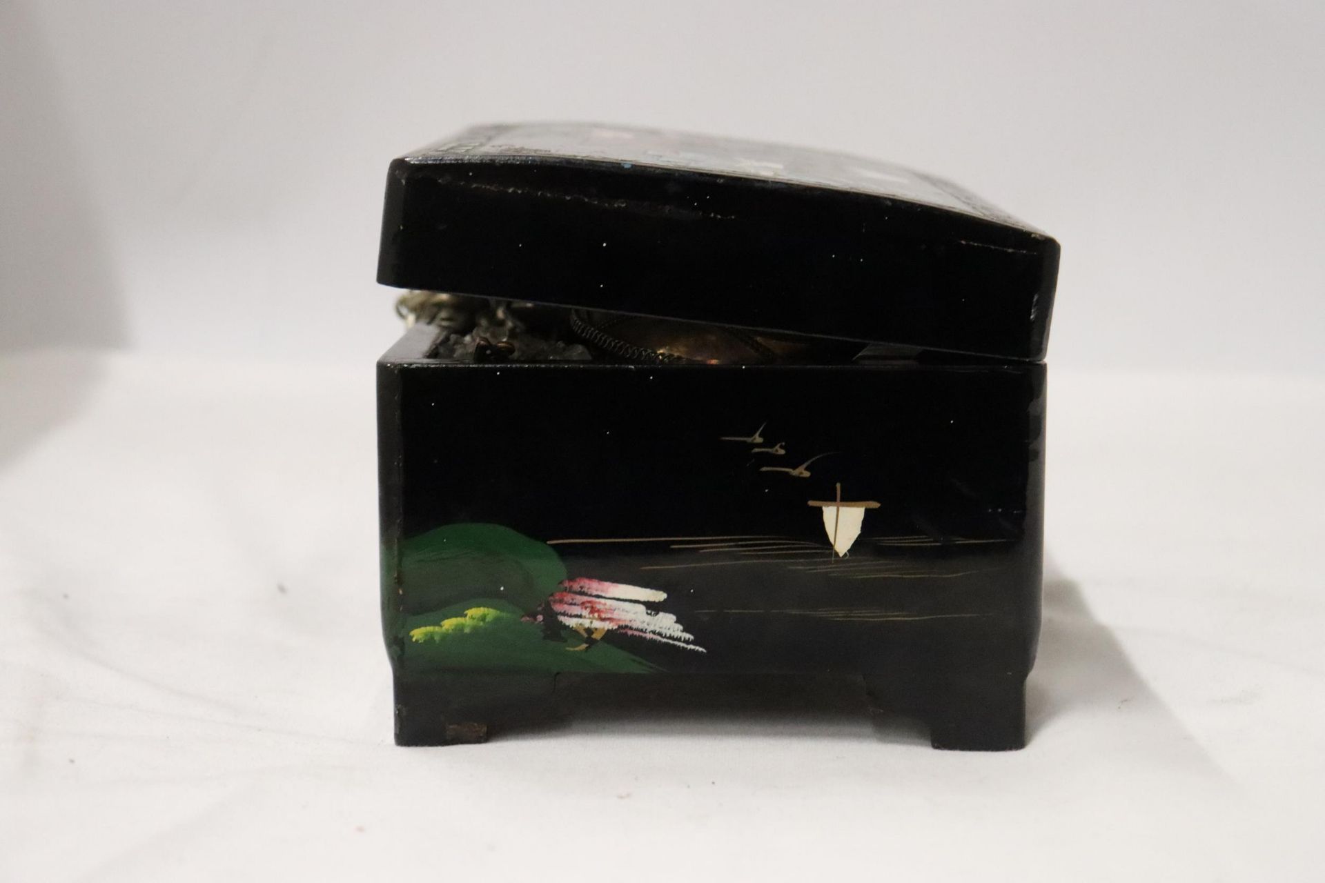 A VINTAGE JAPANESE LACQUERED JEWELLERY BOX WITH A QUANTITY OF COSTUME JEWELLERY - Image 7 of 13