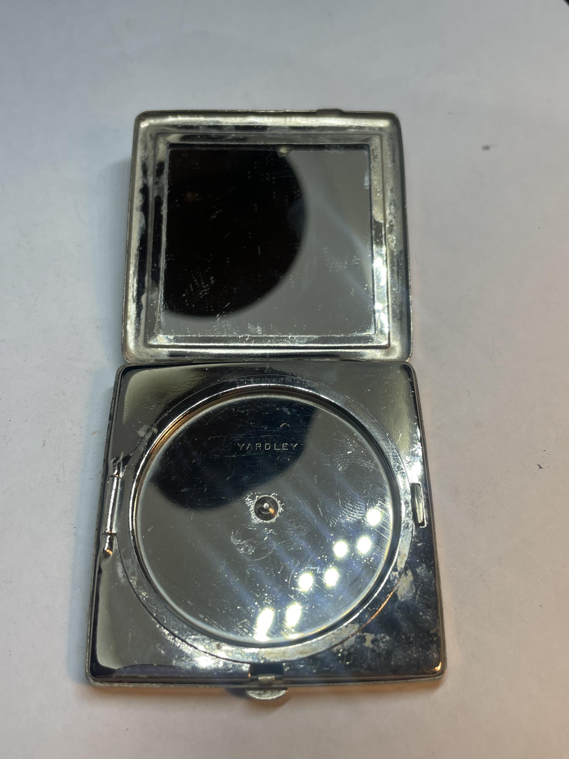 A VINTAGE YARDLEY POWDER COMPACT WITH INNER MIRROR - Image 2 of 4