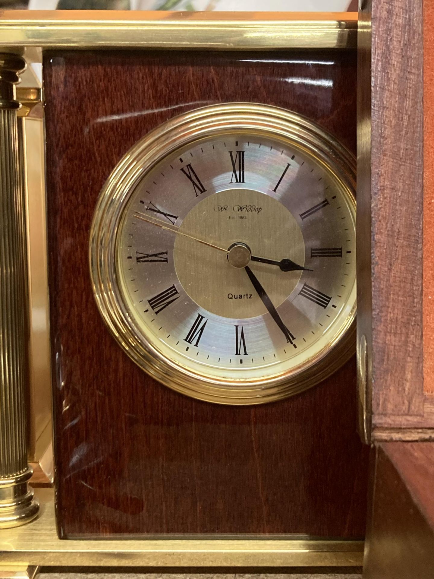 A MIXED LOT TO INCLUDE TWO CLOCKS A VINTAGE SHORTLANDS SHIP WHEEL BAROMETER PLUS BOXED COMPASS - Bild 4 aus 5