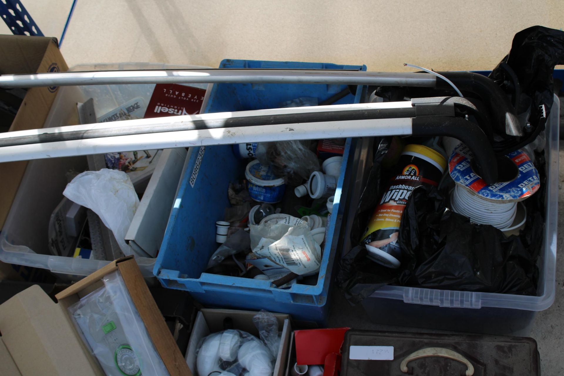 A LARGE ASSORTMENT OF TOOLS AND HARDWARE TO INCLUDE PLUMBING SPARES AND A SPIRIT LEVEL ETC - Image 3 of 4