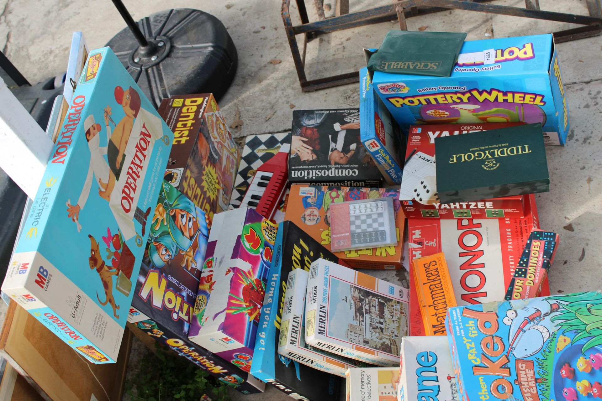 AN ASSORTMENT OF VINTAGE AND RETRO BOARD GAMES TO INCLUDE MOUSE TRAP, OPERATION AND MONOPOLY ETC - Image 3 of 3