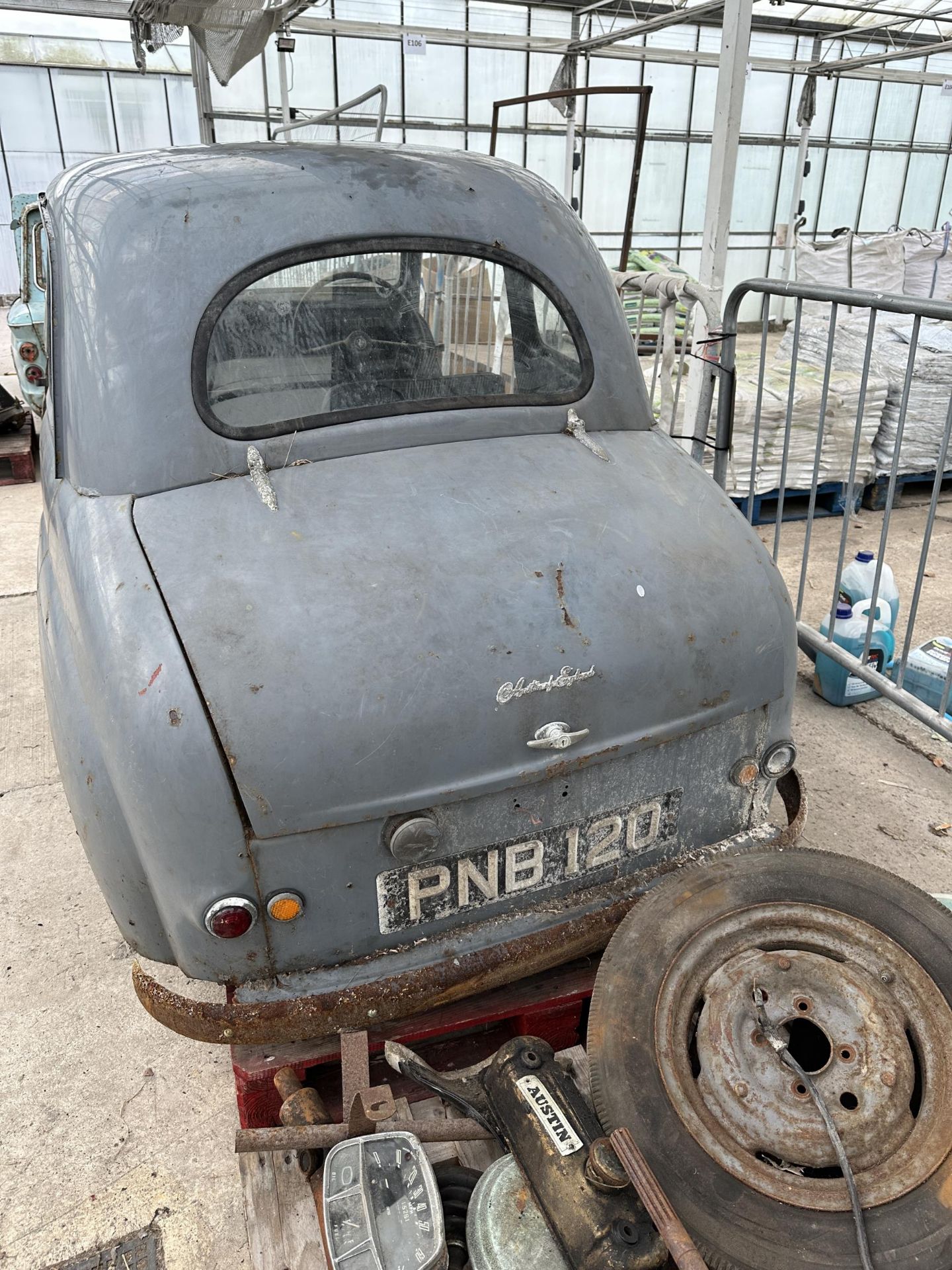 A VINTAGE AUSTIN A30 BARN FIND RESTORATION PROJECT COMPLETE WITH A NUMBER OF SPARE PARTS TO - Image 7 of 19
