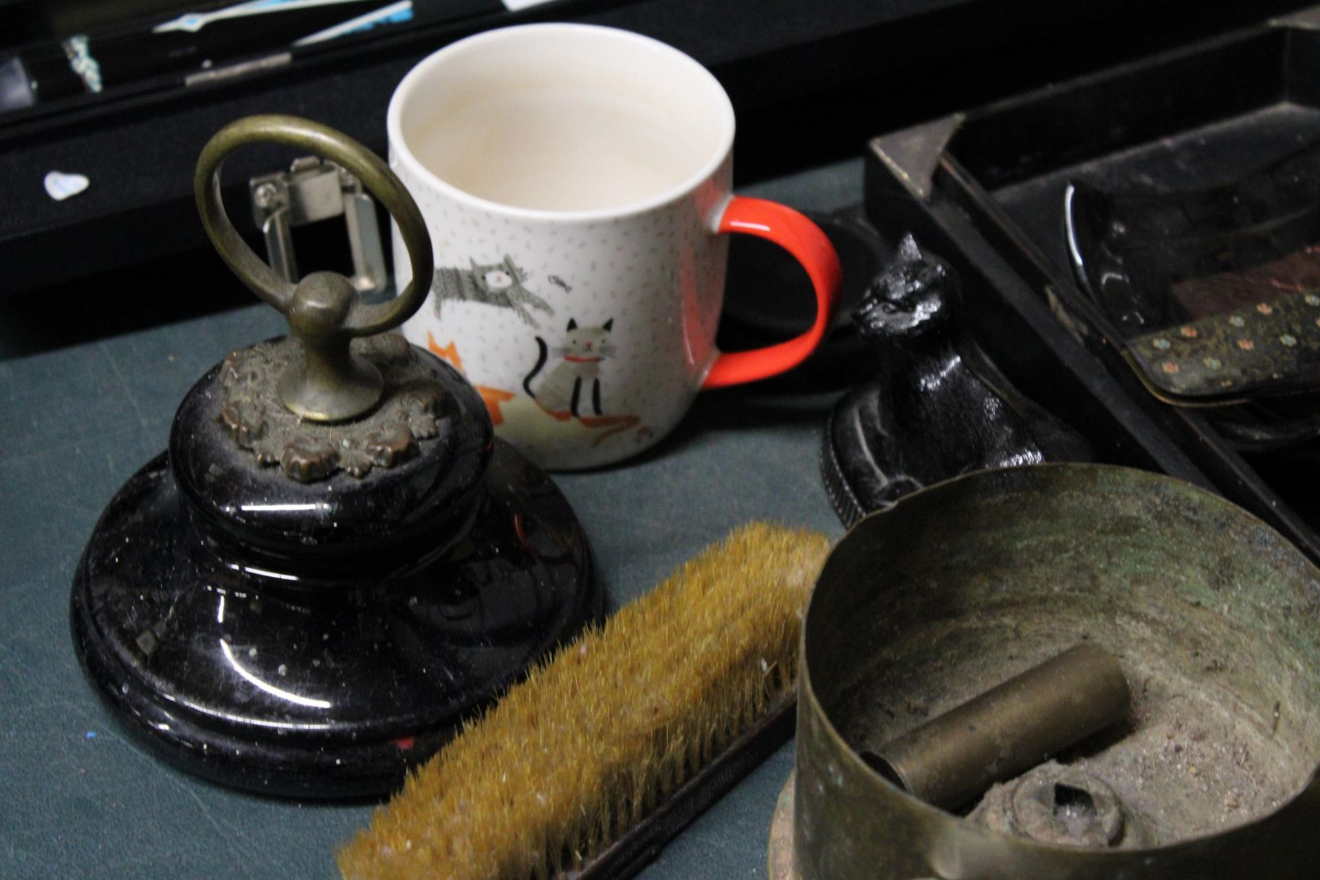 A LARGE MIXED LOT TO INCLUDE A COPPER KETTLE, CAST SCALES, A DOORSTOP, ANIMALS, A BRASS TAP, - Image 3 of 6