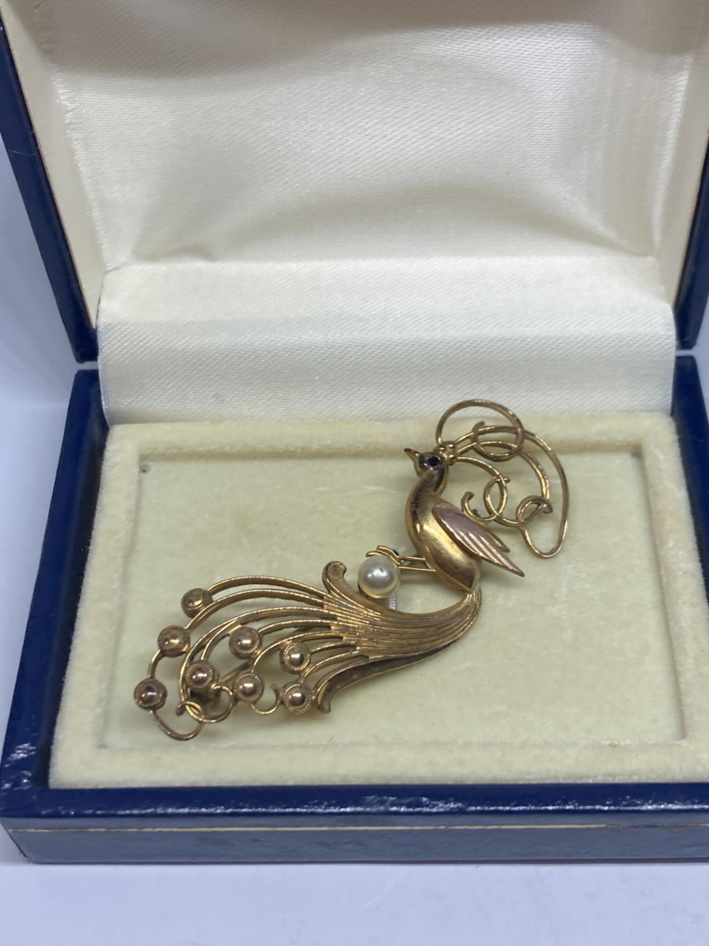 A GOLD PLATED BIRD BROOCH IN A PRESENTATION BOX